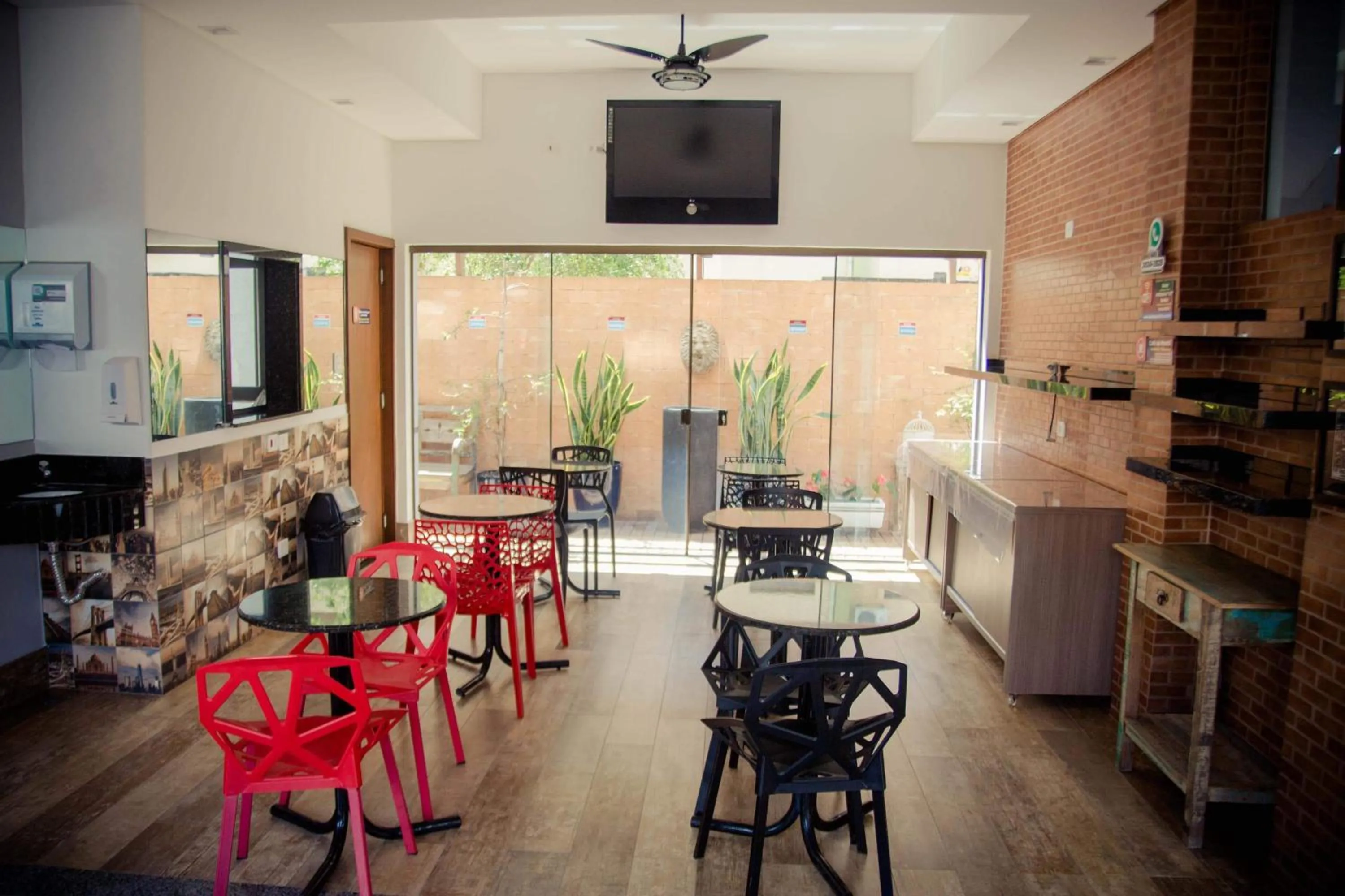 Communal lounge/ TV room in Hotel Ipiranga Maringa