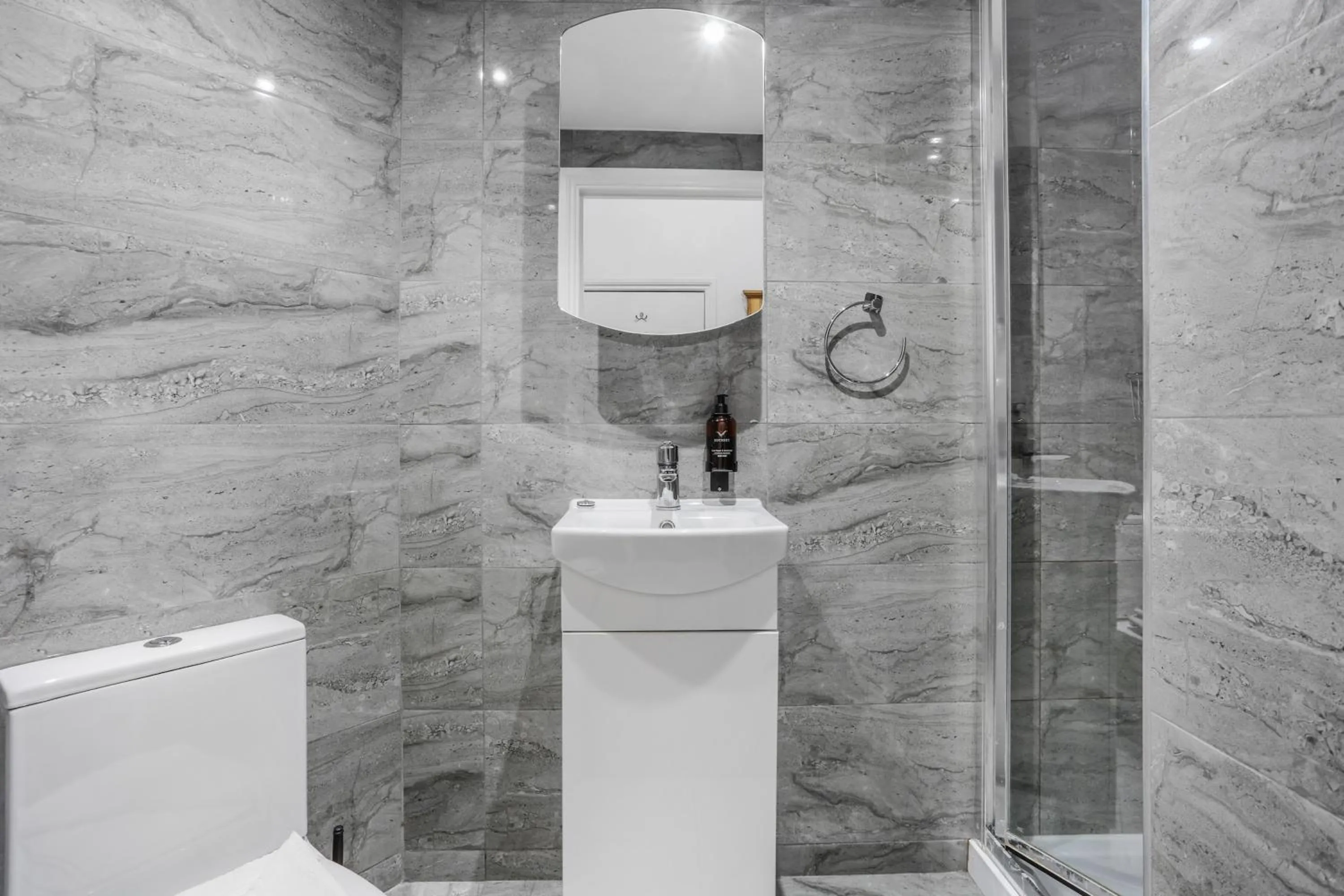 Bathroom in BeiRoom Hyde Park Apartments