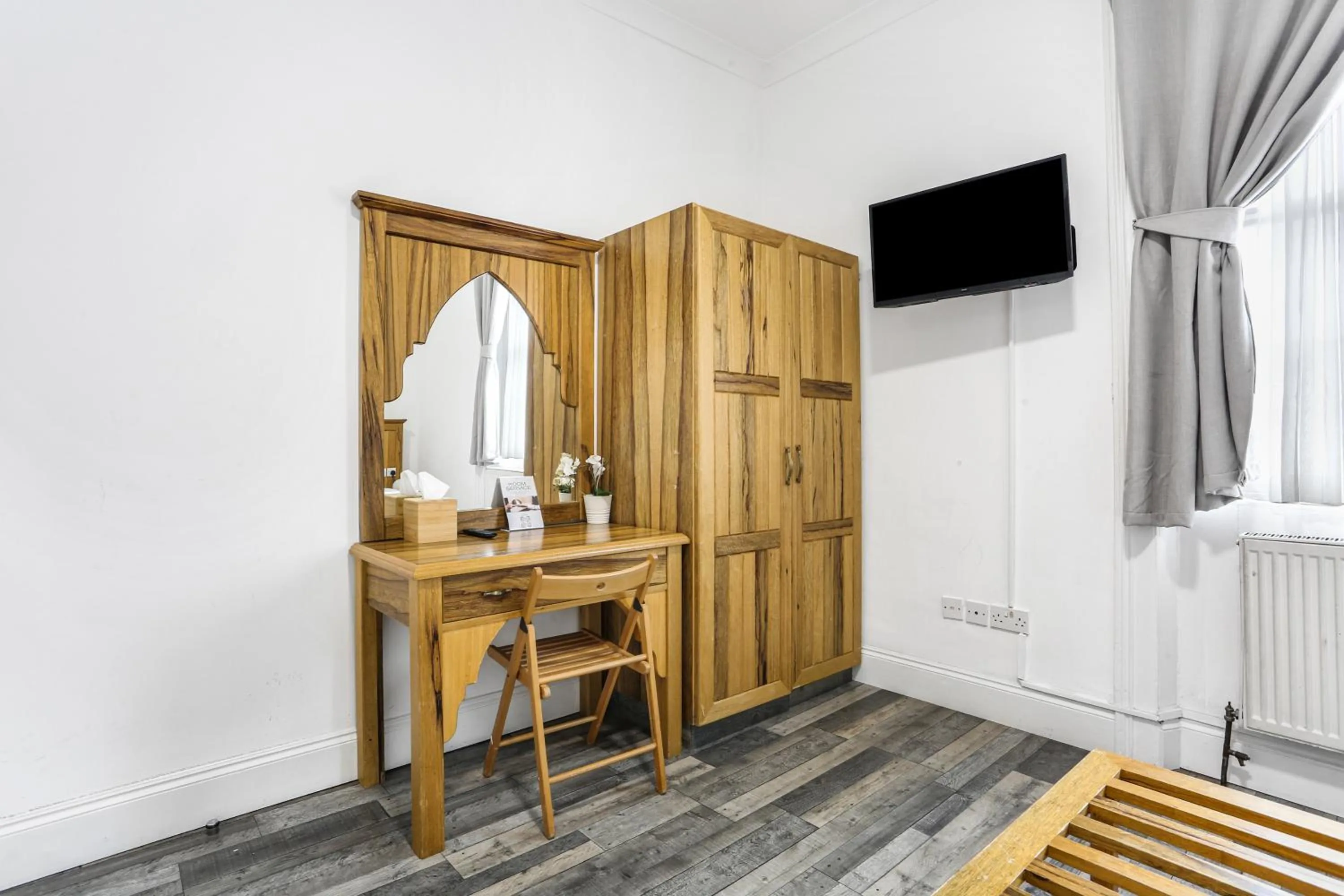 wardrobe in BeiRoom Hyde Park Apartments