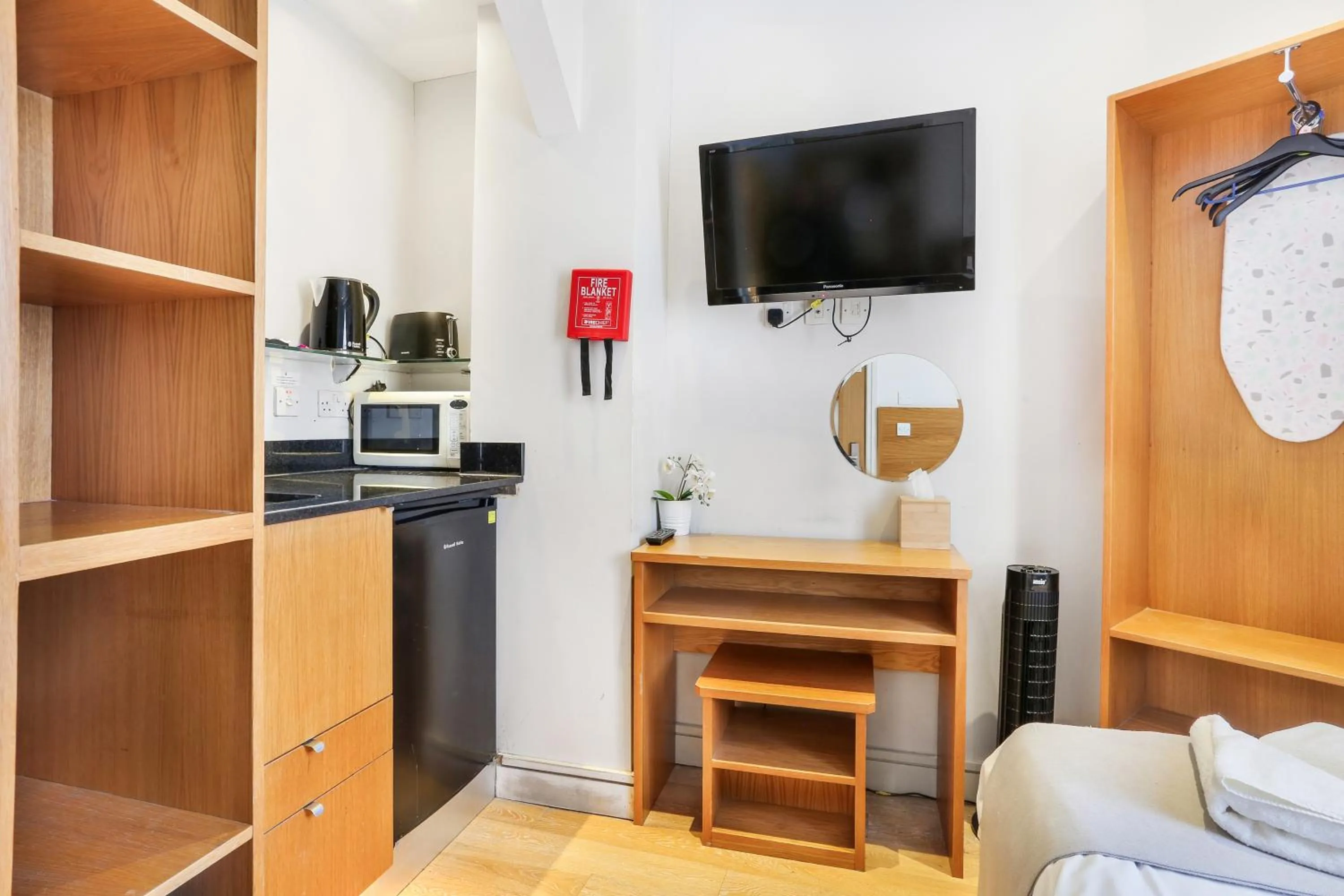 TV and multimedia in BeiRoom Hyde Park Apartments