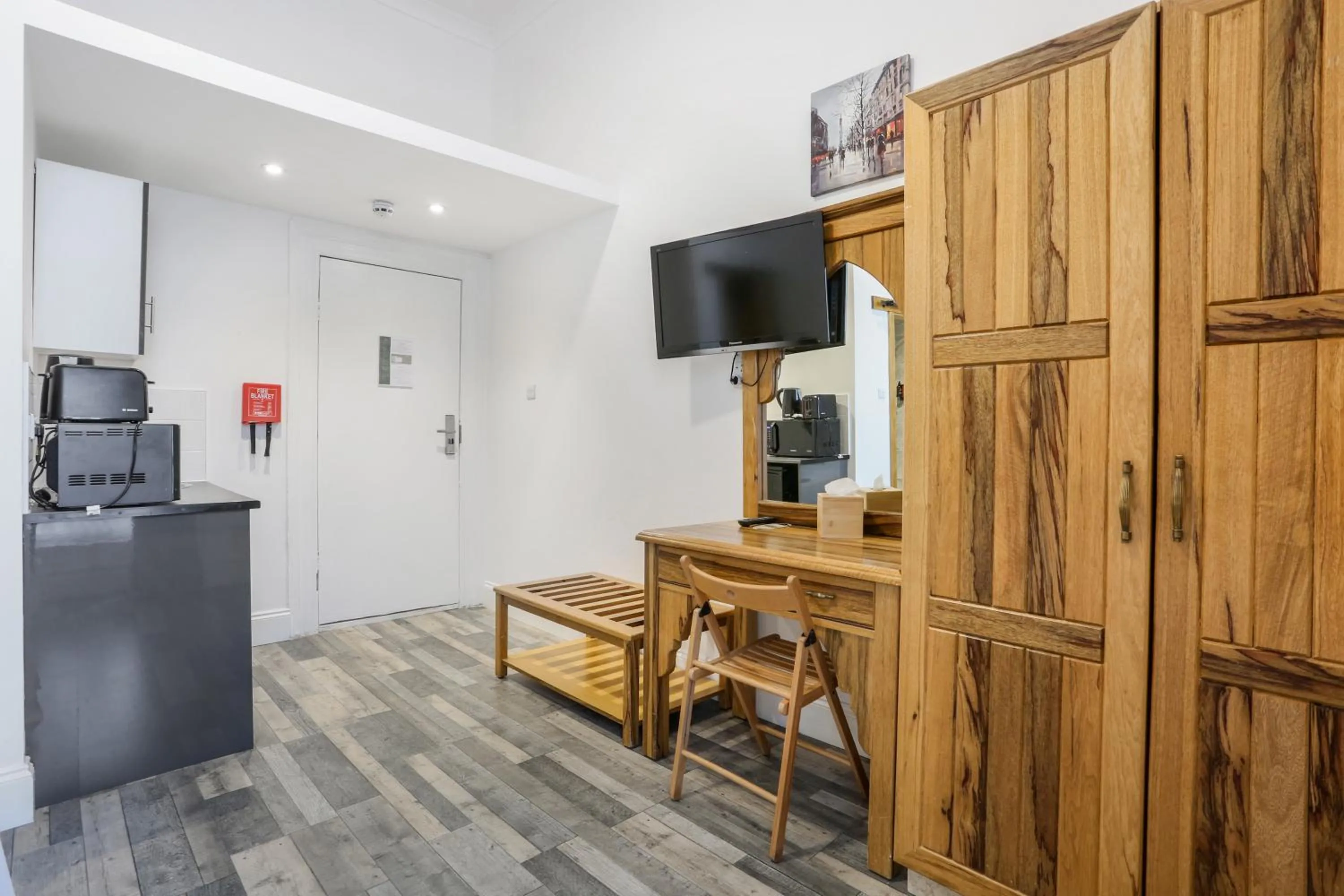 wardrobe in BeiRoom Hyde Park Apartments