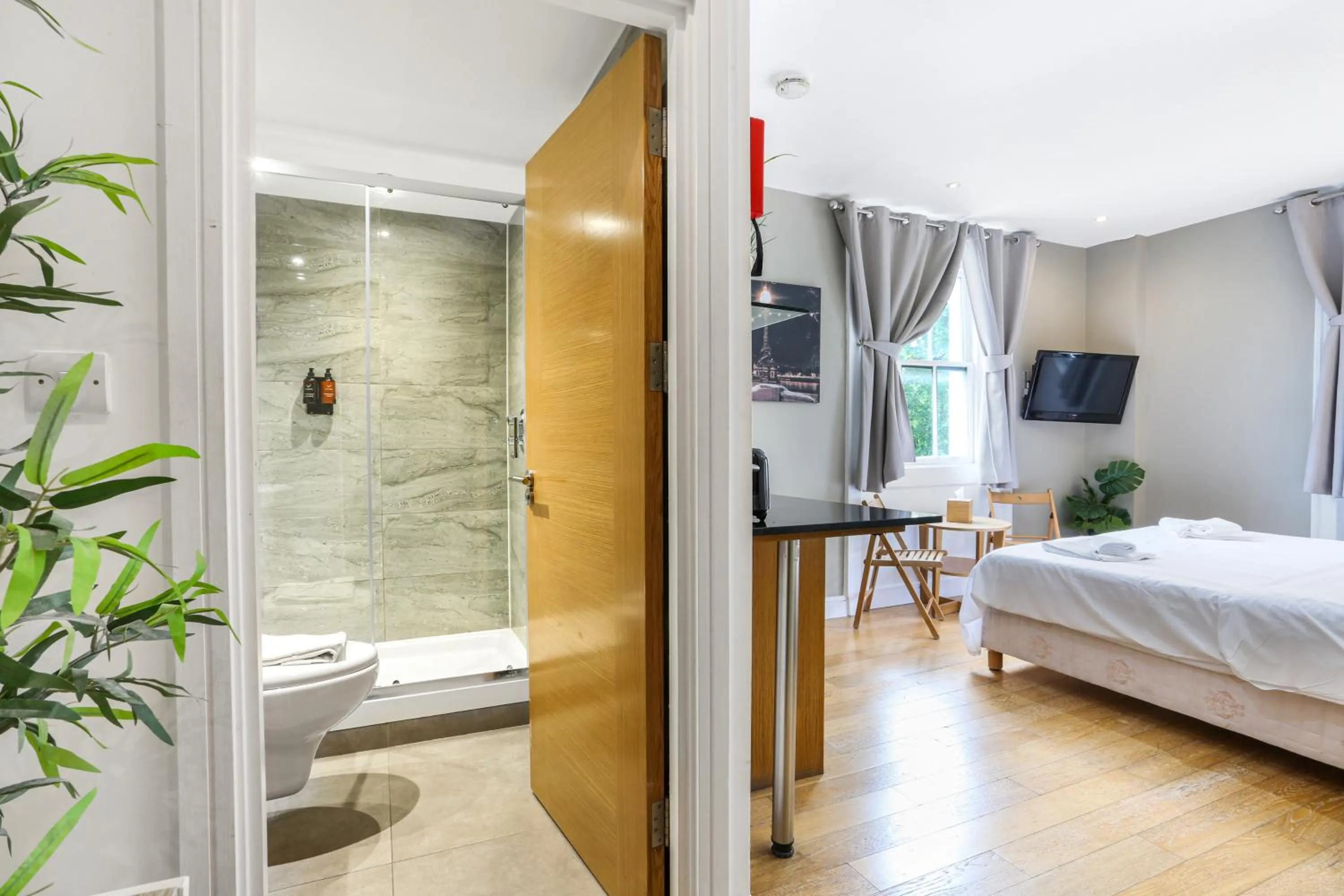 Bedroom, Bed in BeiRoom Hyde Park Apartments