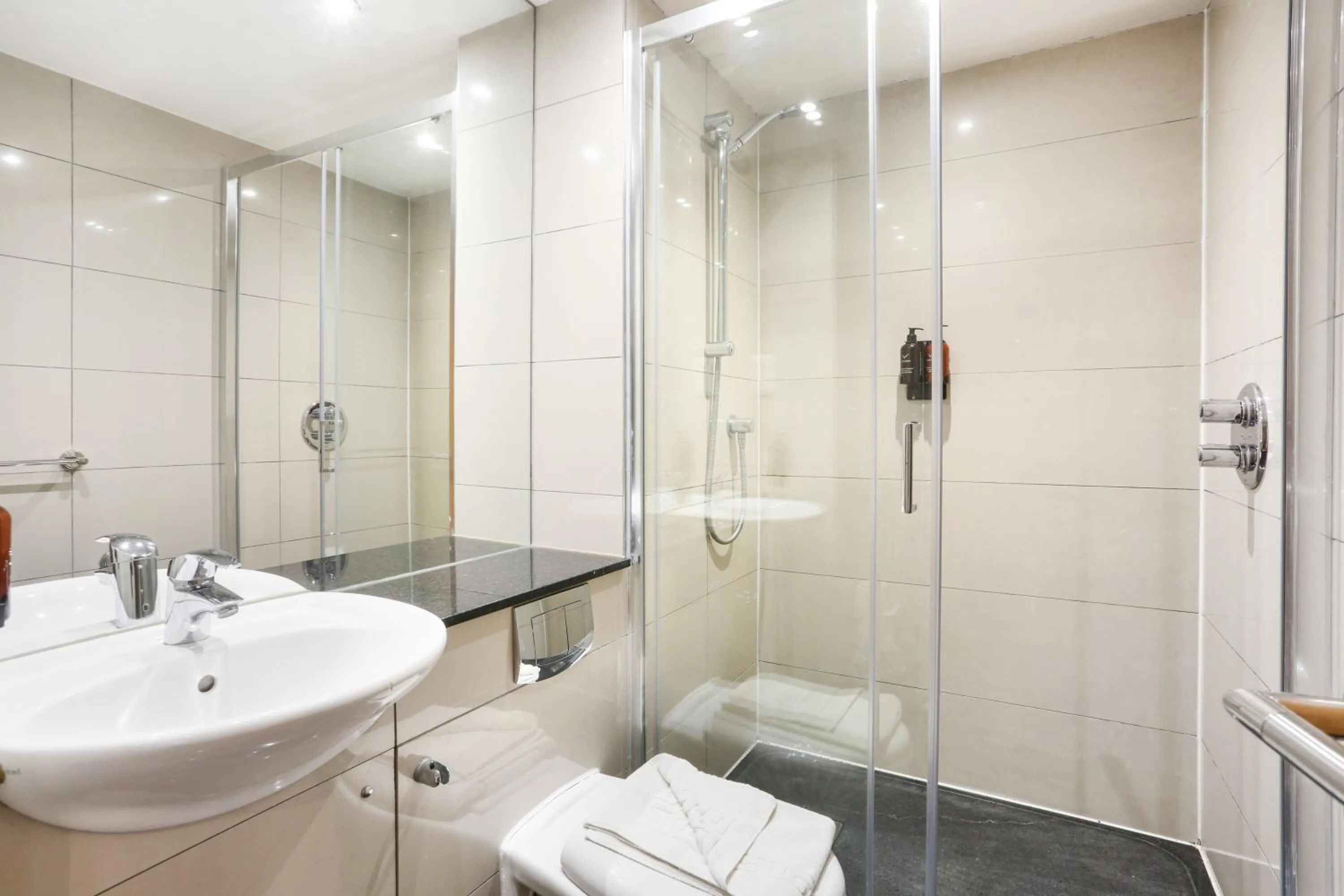 Bathroom in BeiRoom Hyde Park Apartments