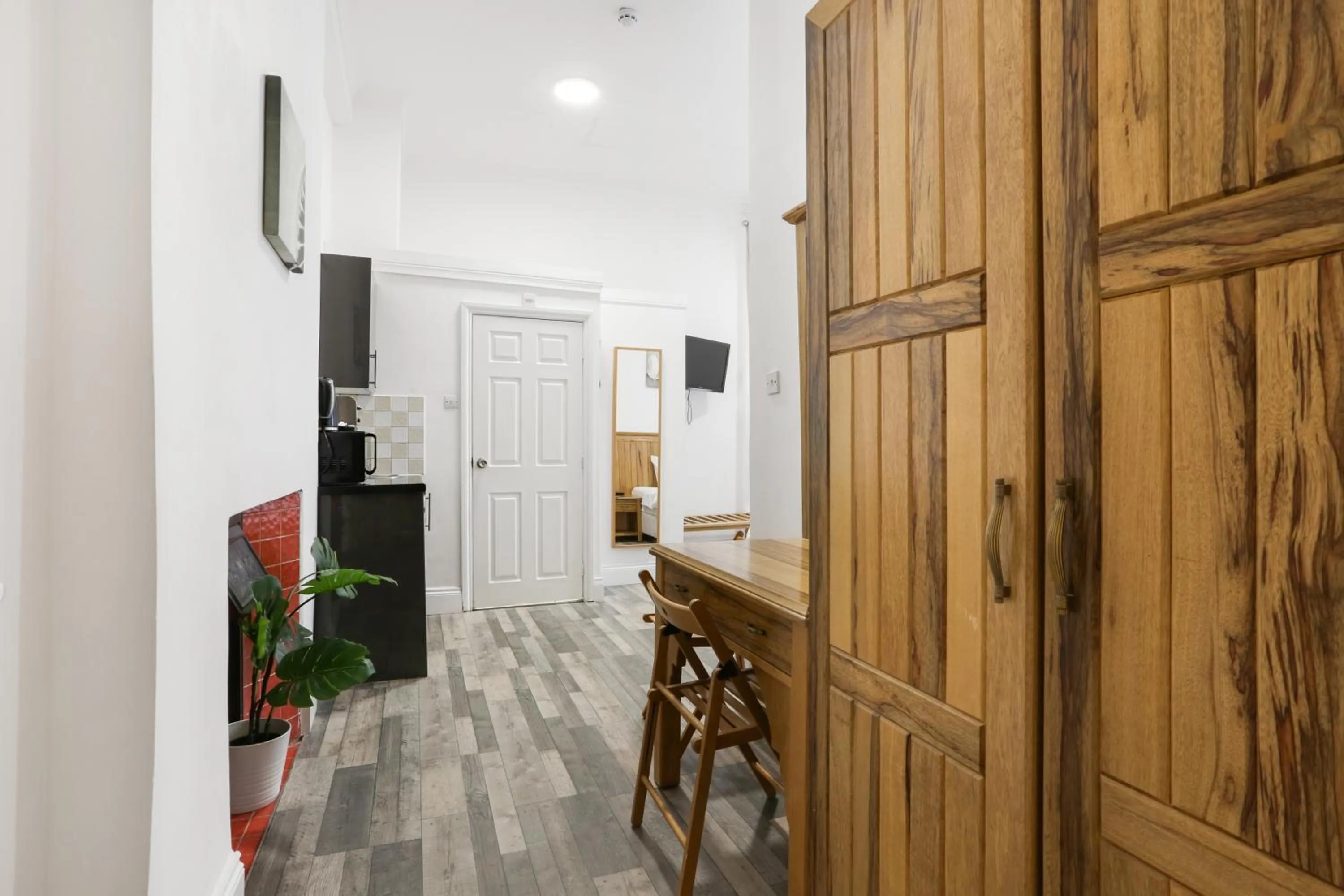 wardrobe in BeiRoom Hyde Park Apartments