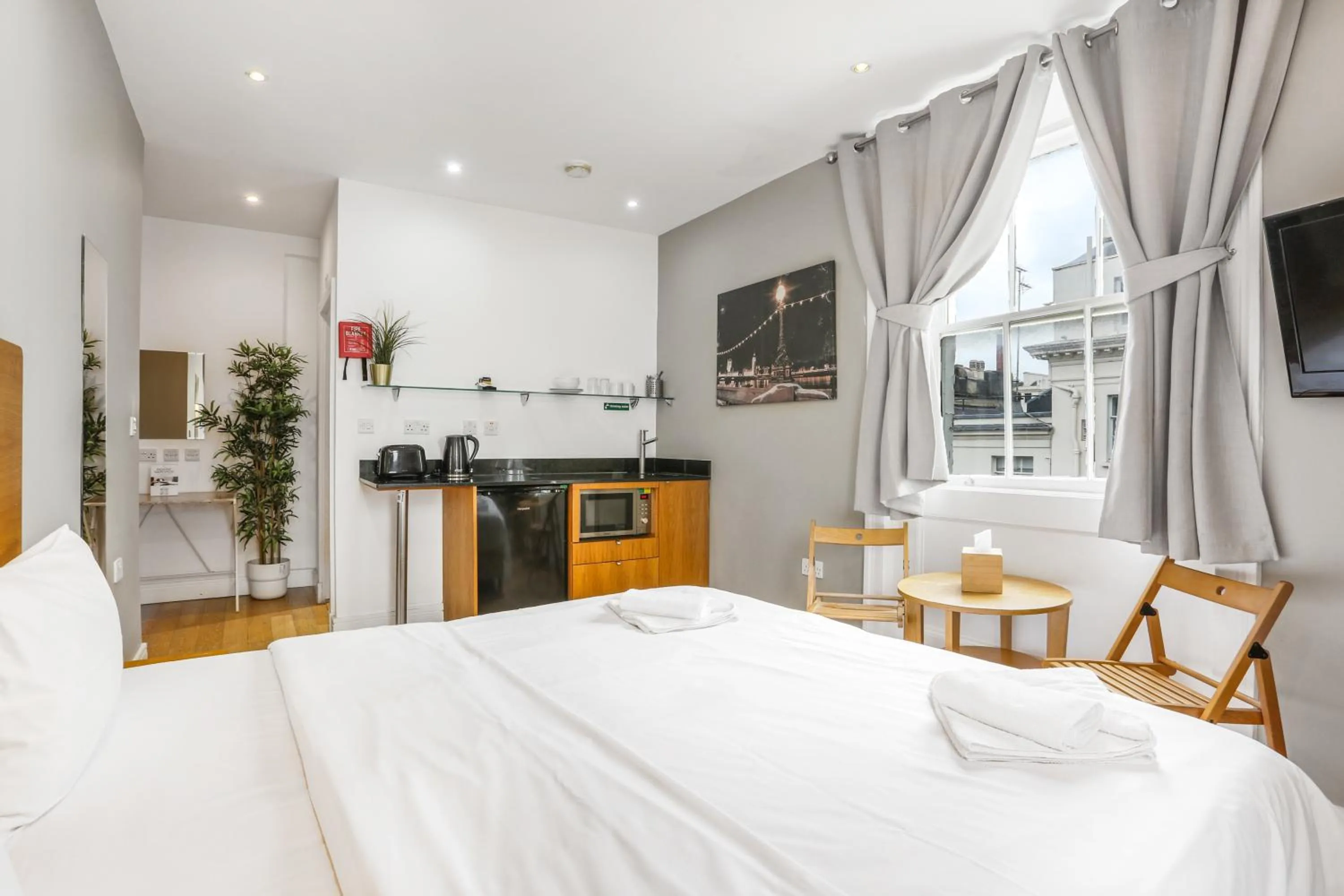 Kitchen or kitchenette, Bed in BeiRoom Hyde Park Apartments