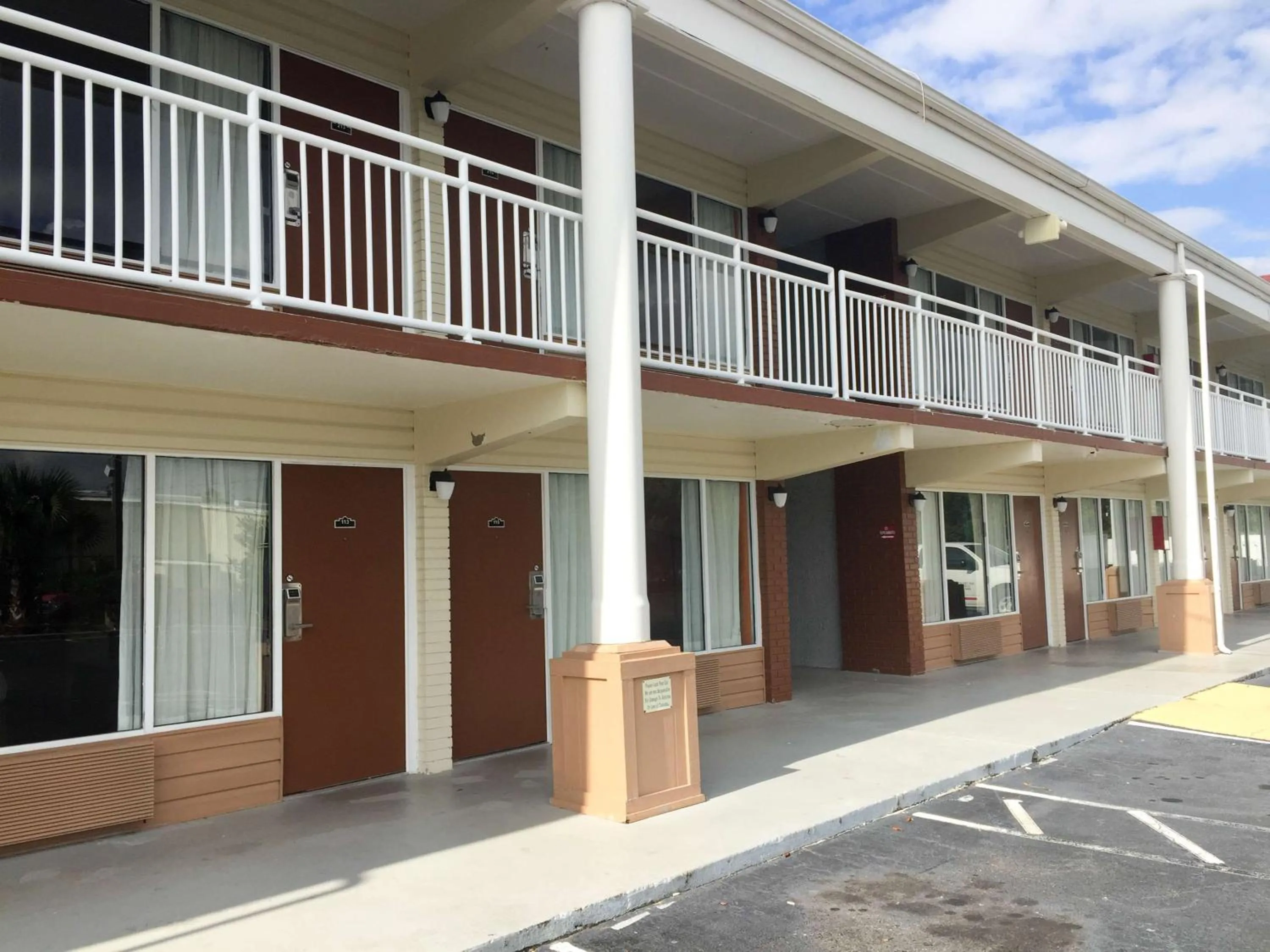 Property building in Motel 6-Brunswick, GA