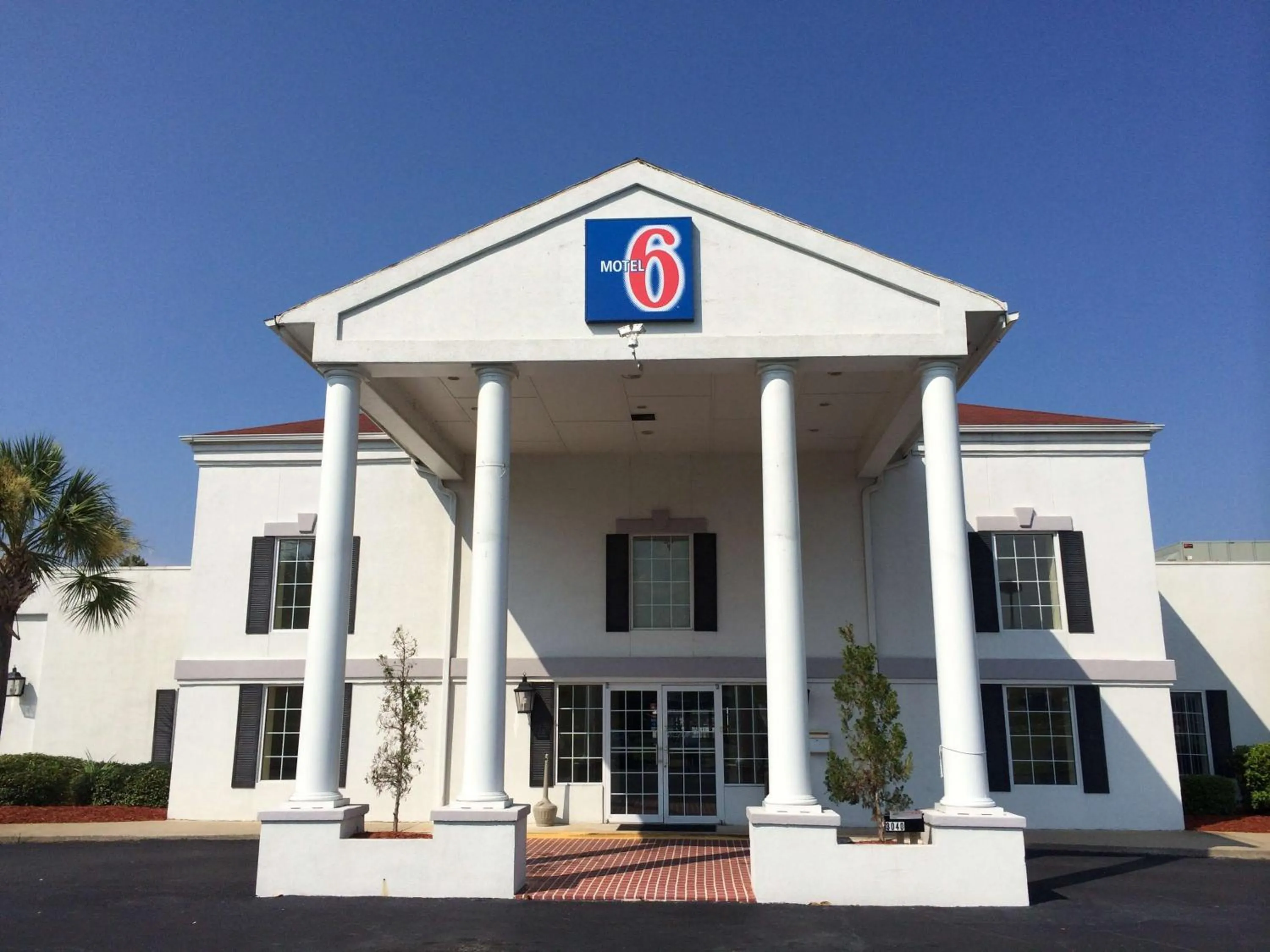 Property building in Motel 6-Brunswick, GA