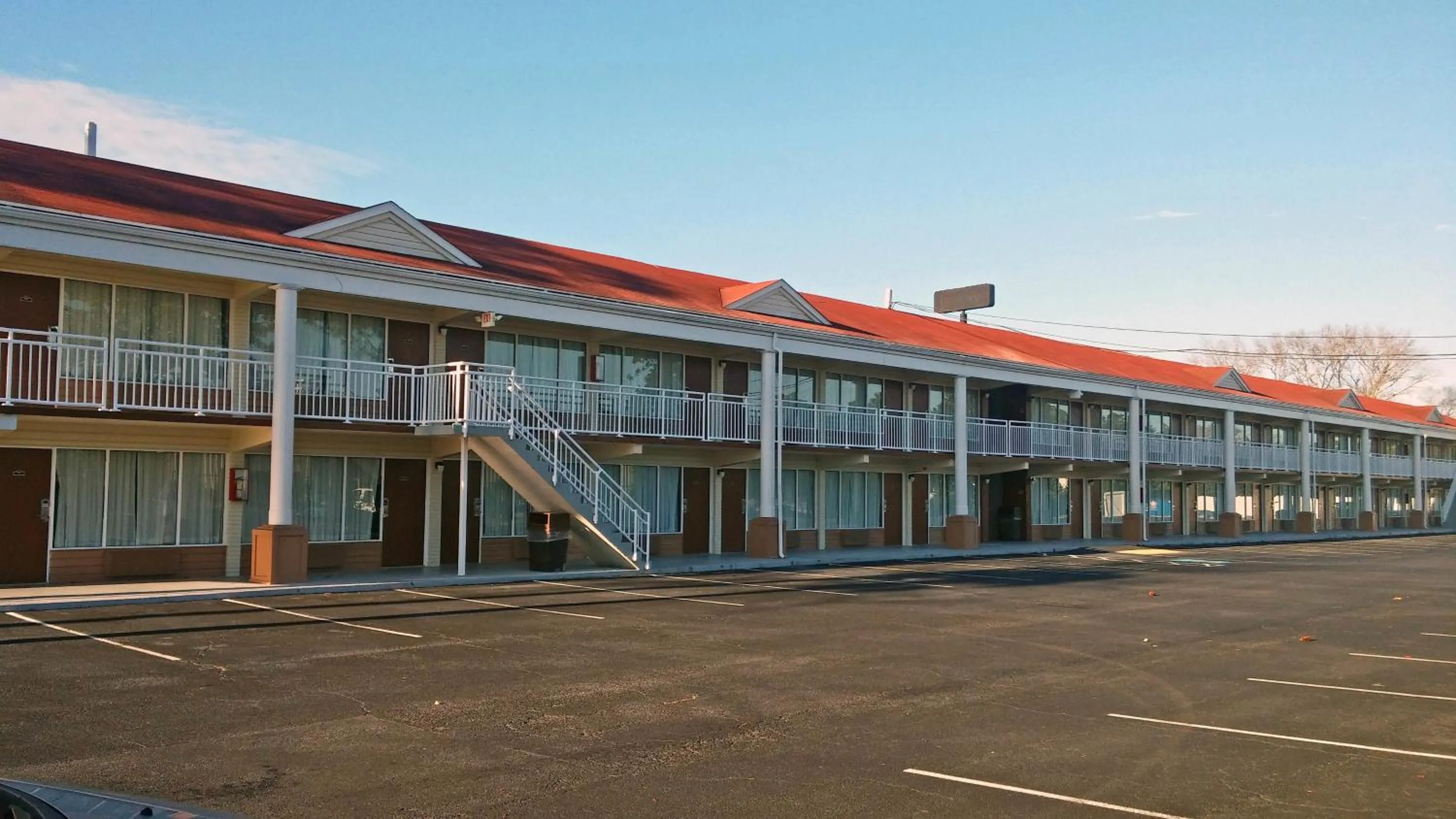 Property building in Motel 6-Brunswick, GA