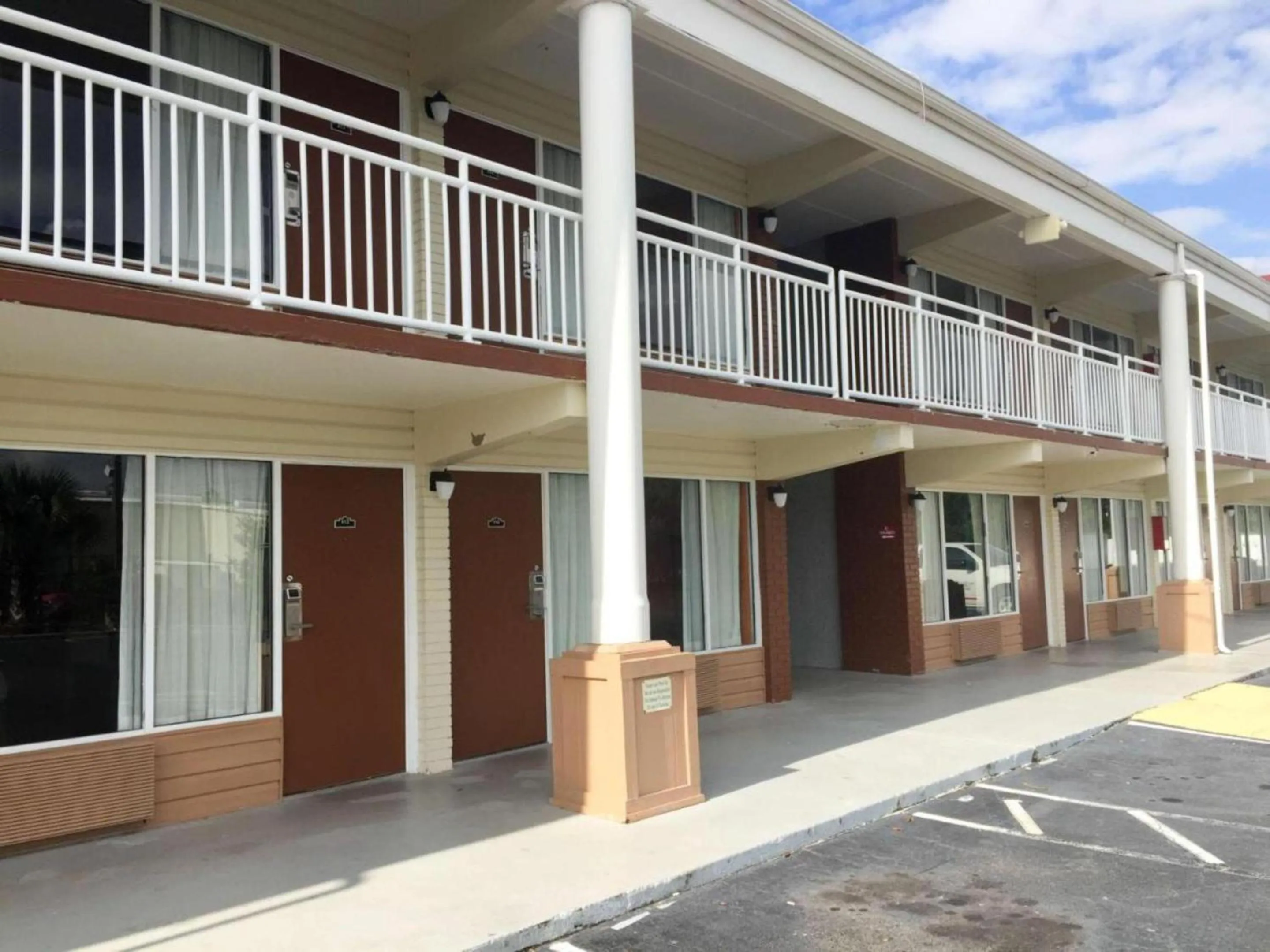 Property building in Motel 6-Brunswick, GA
