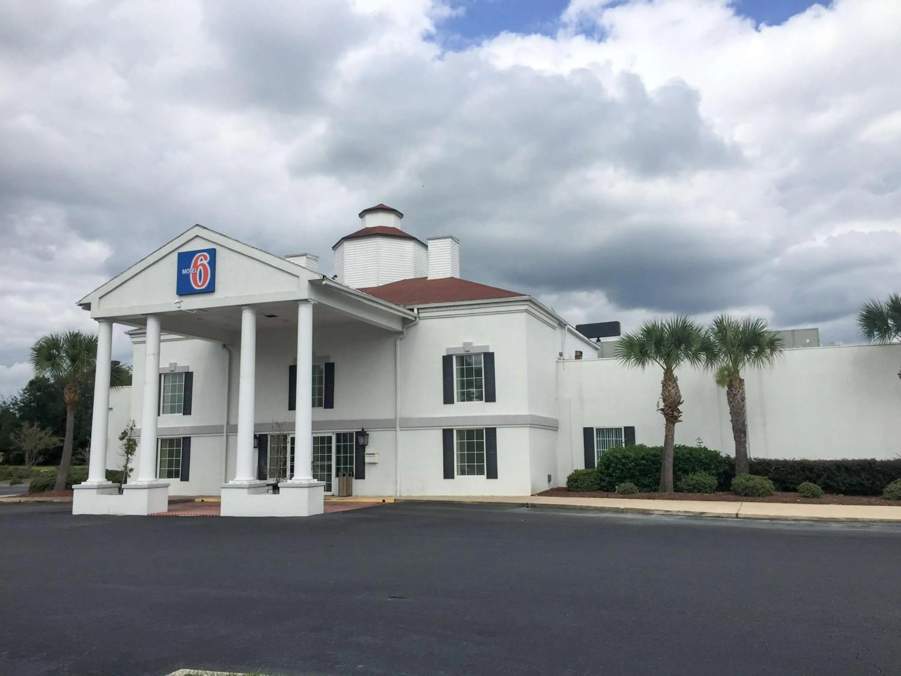 Property building in Motel 6-Brunswick, GA