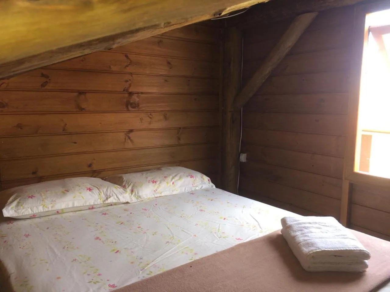 Photo of the whole room, Bed in Mandala Chalés