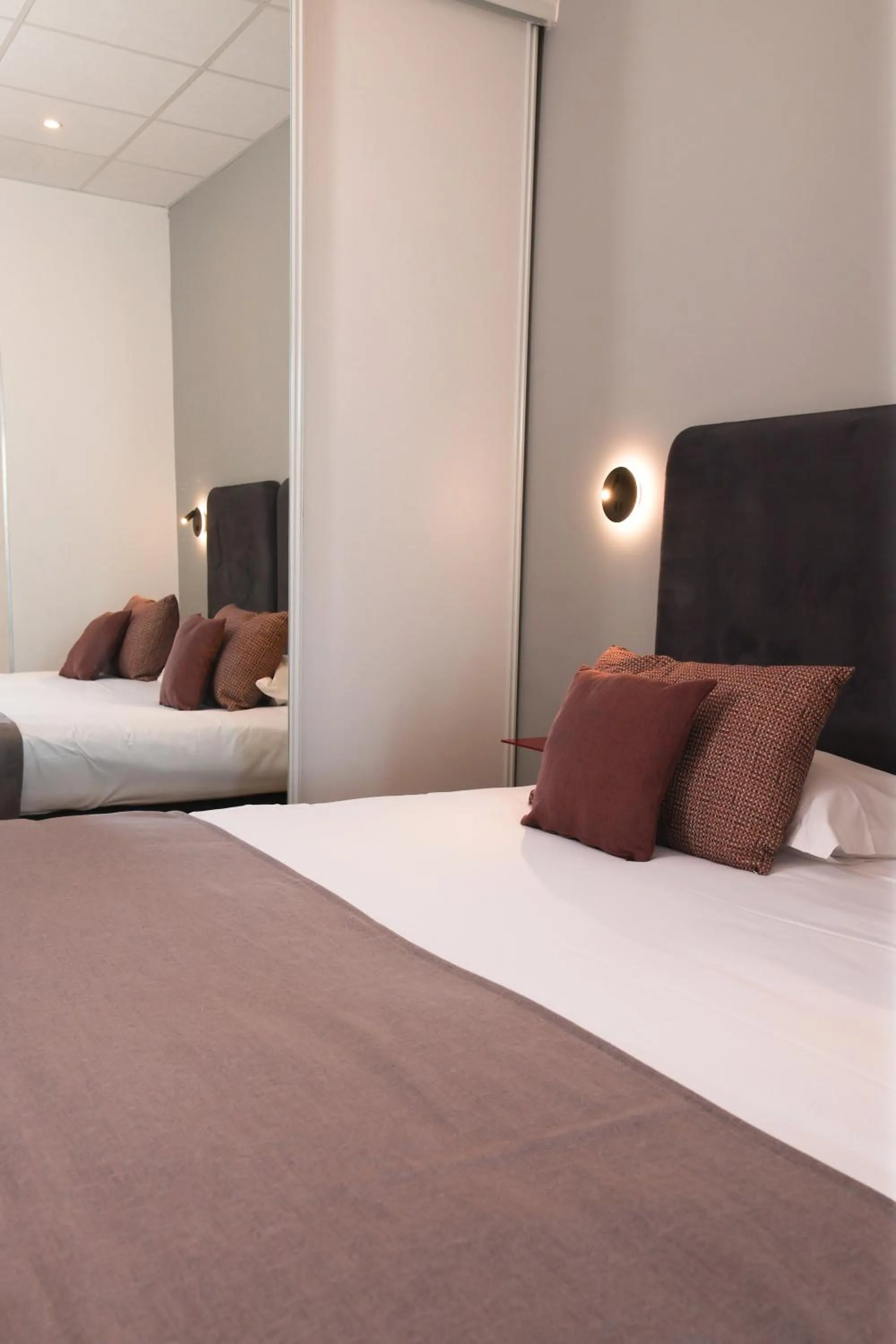 Bedroom, Bed in Hôtel Méditerranée