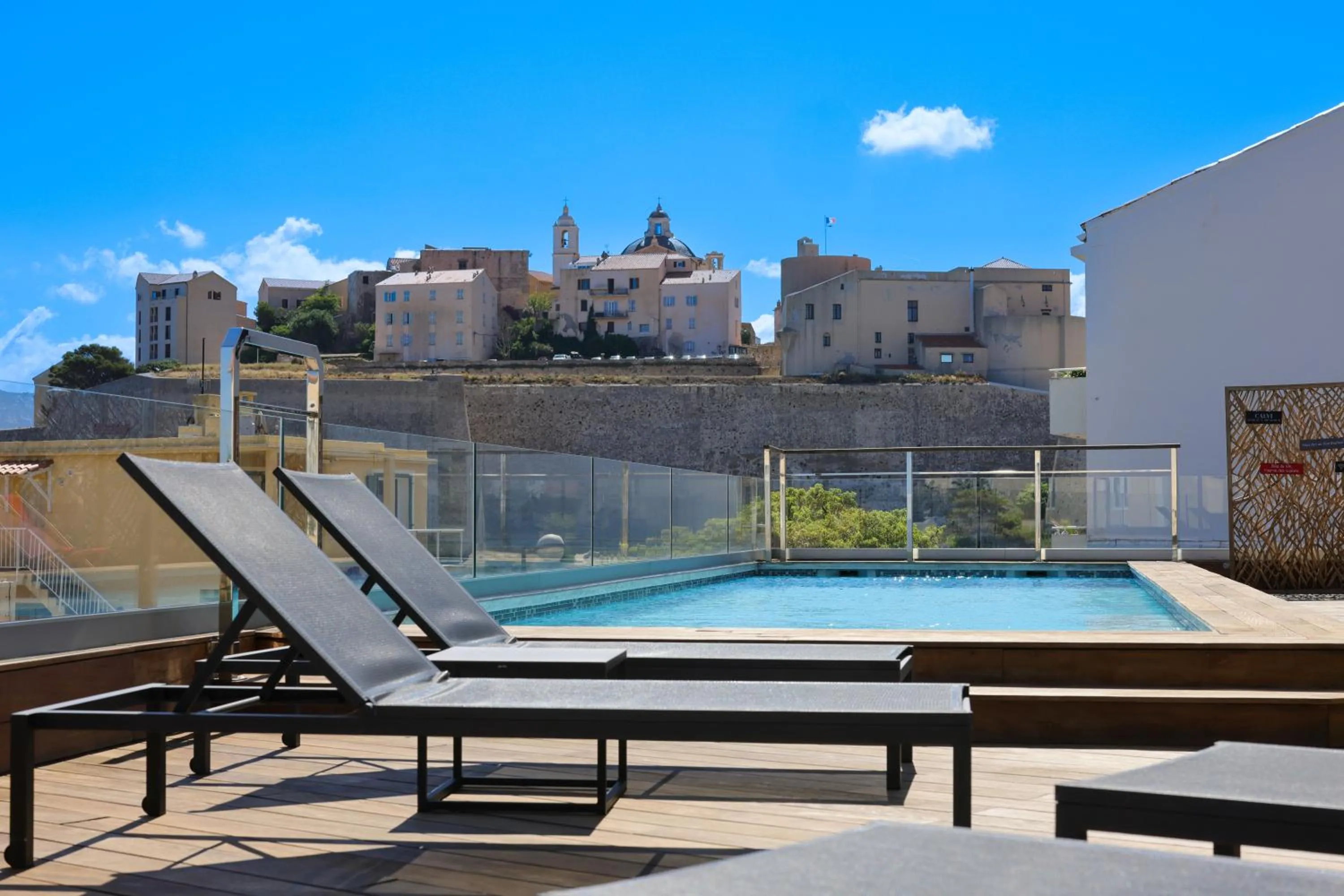 Patio in Hôtel Méditerranée