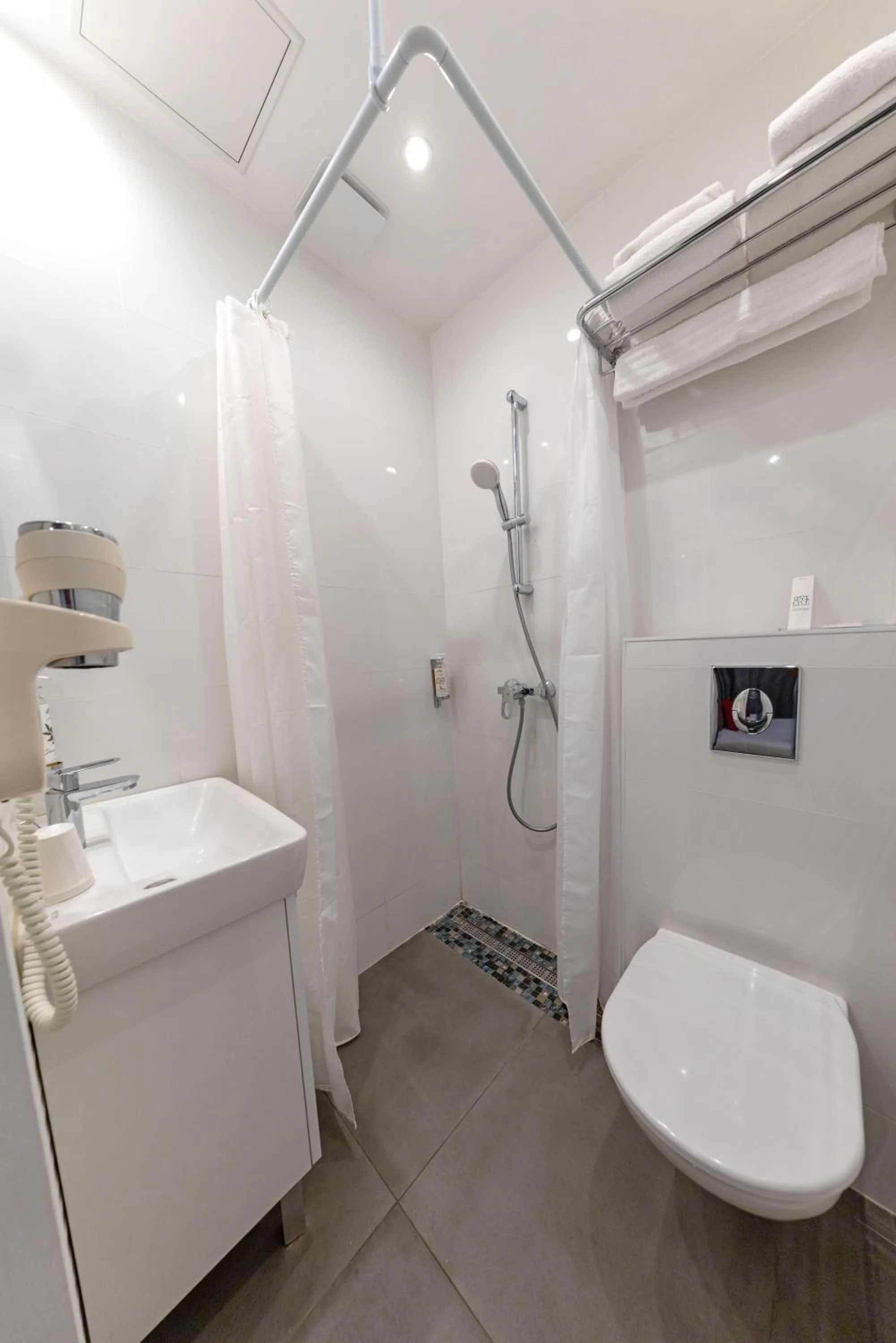 Shower in Hôtel Méditerranée