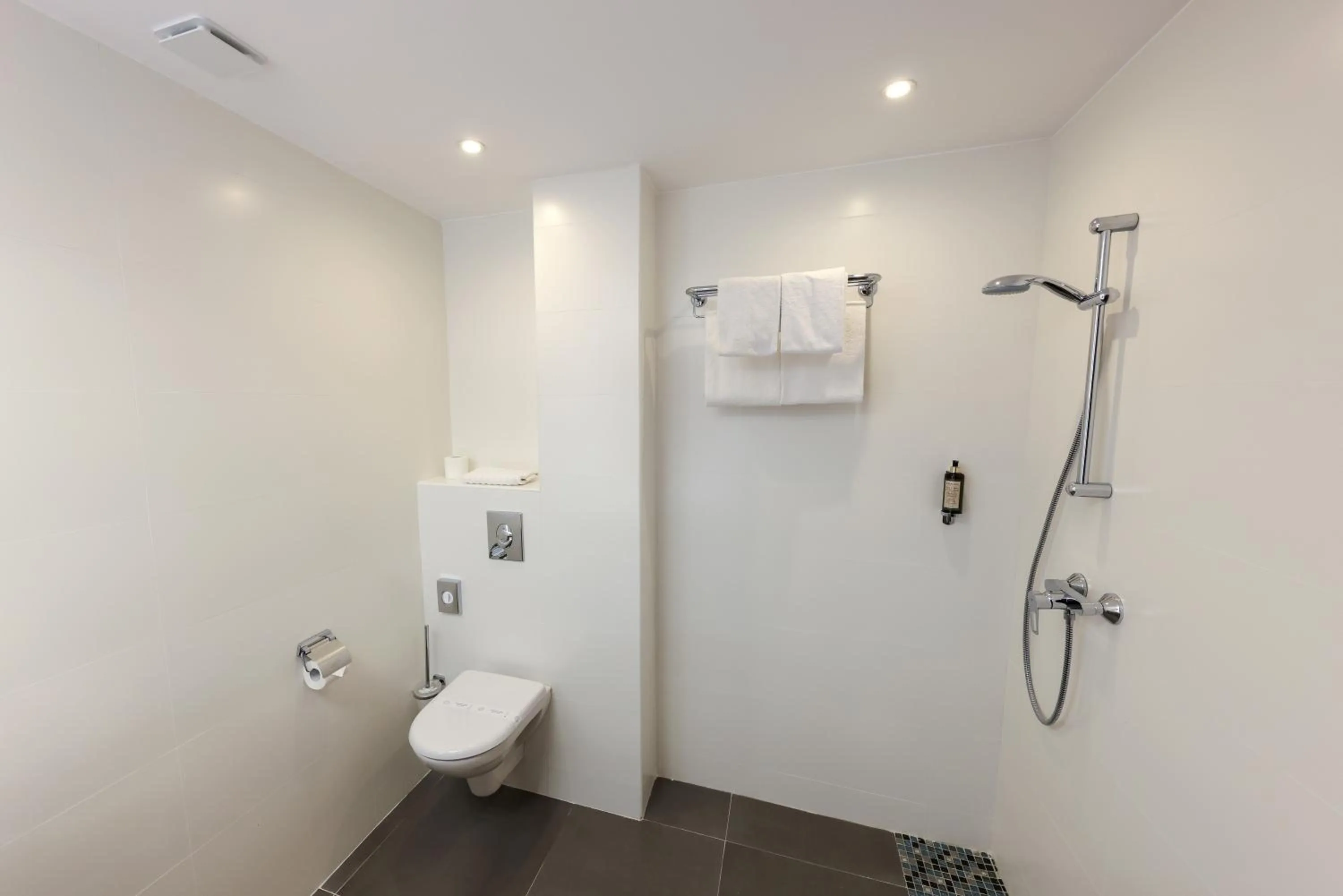 Bathroom in Hôtel Méditerranée