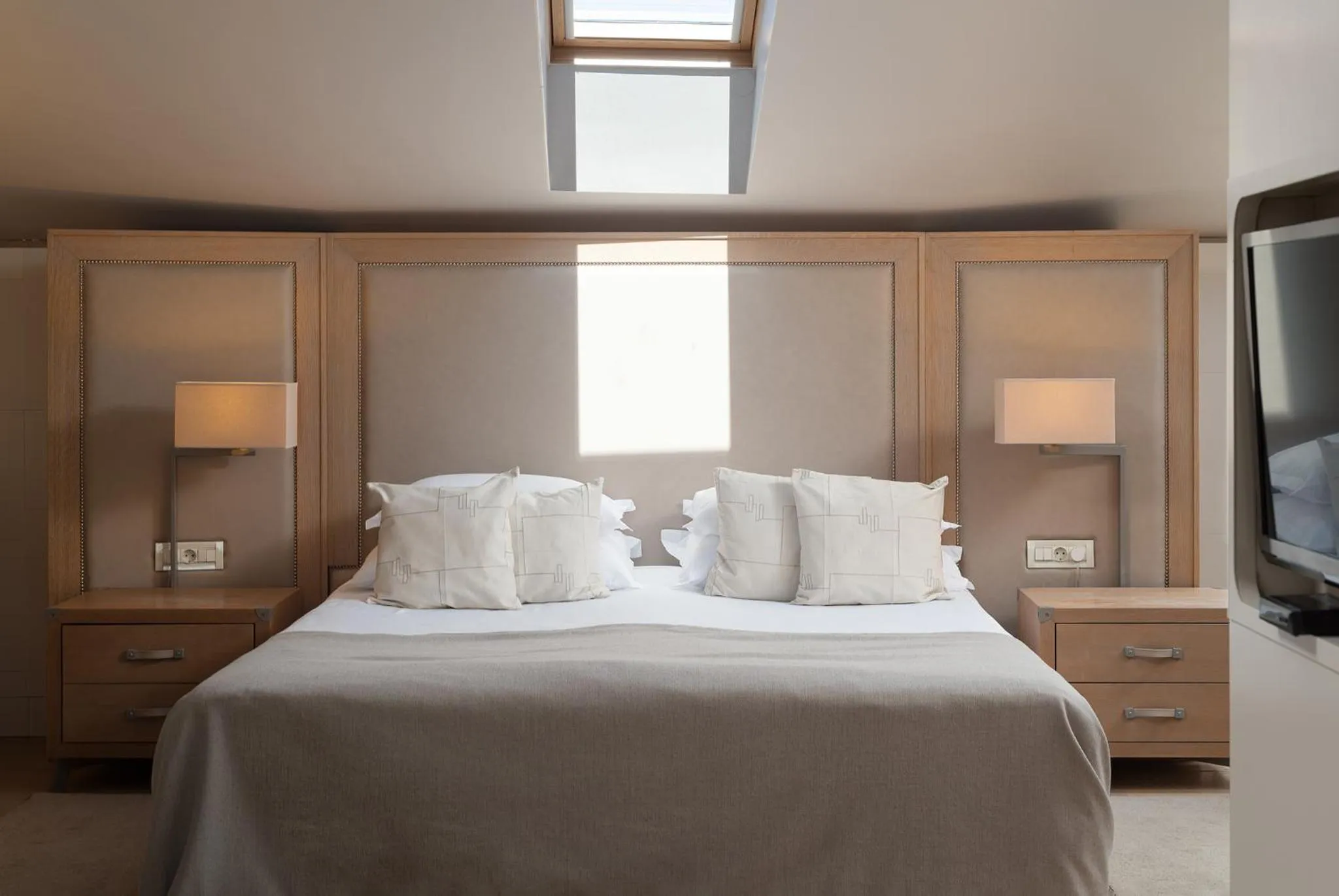 Bed in Art Hotel Kalelarga