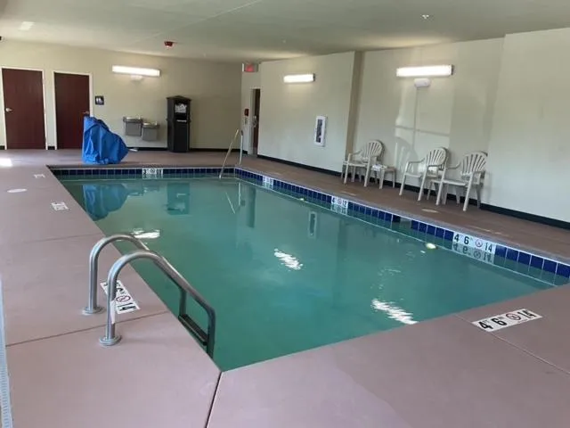 Cobblestone Hotel & Suites - Torrington