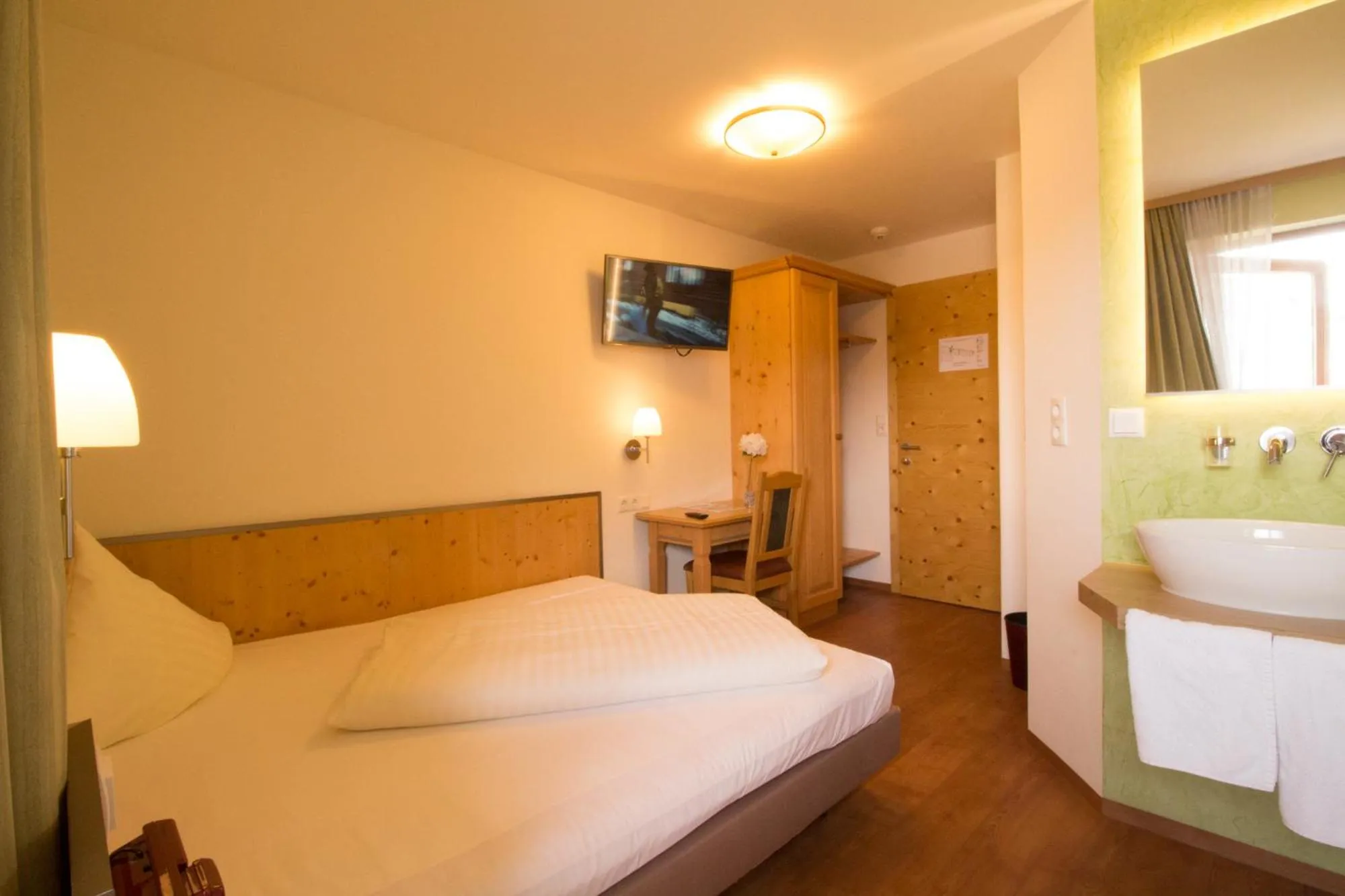 Photo of the whole room, Bed in Hotel Munde