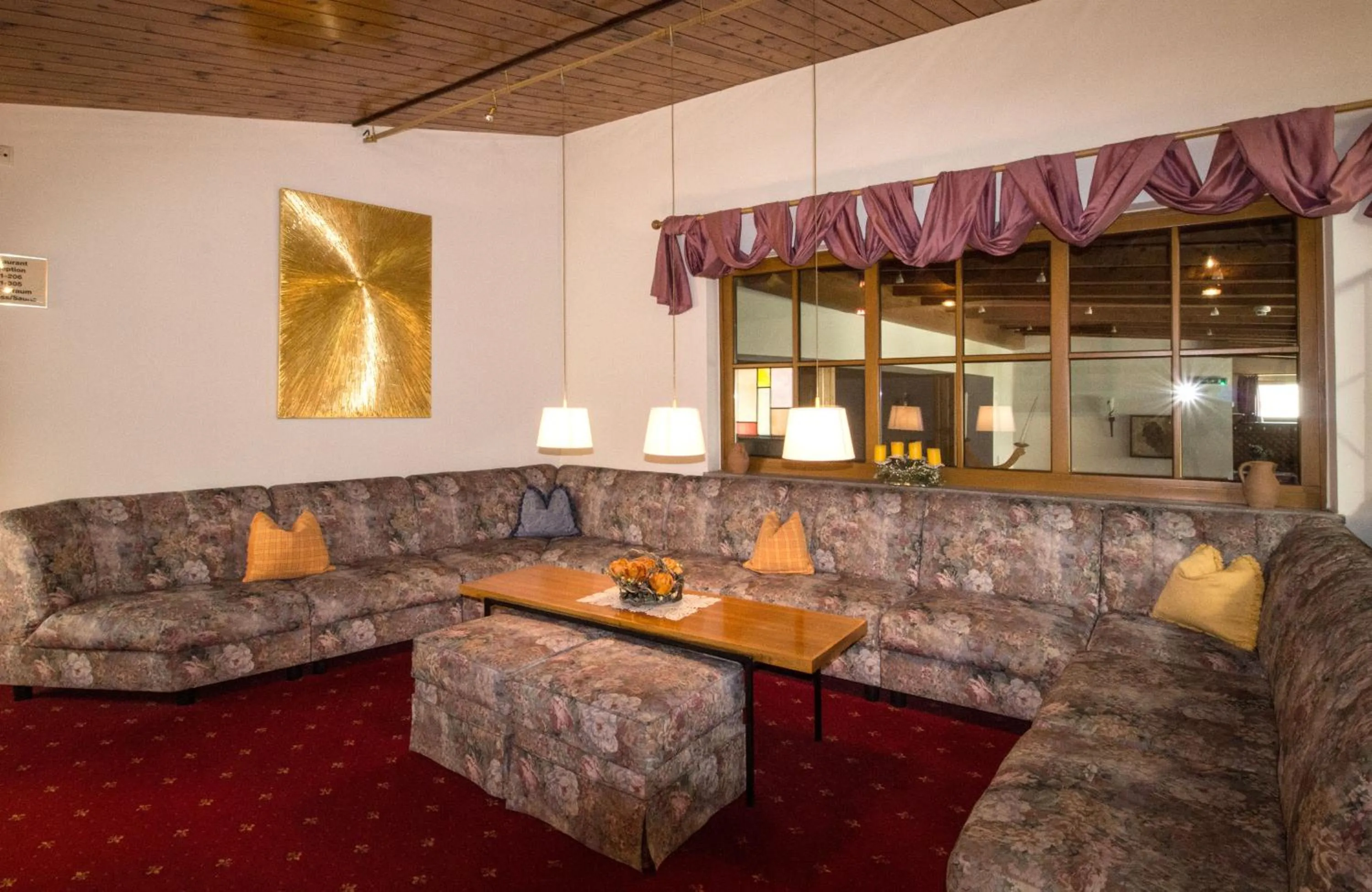 Communal lounge/ TV room in Hotel Munde