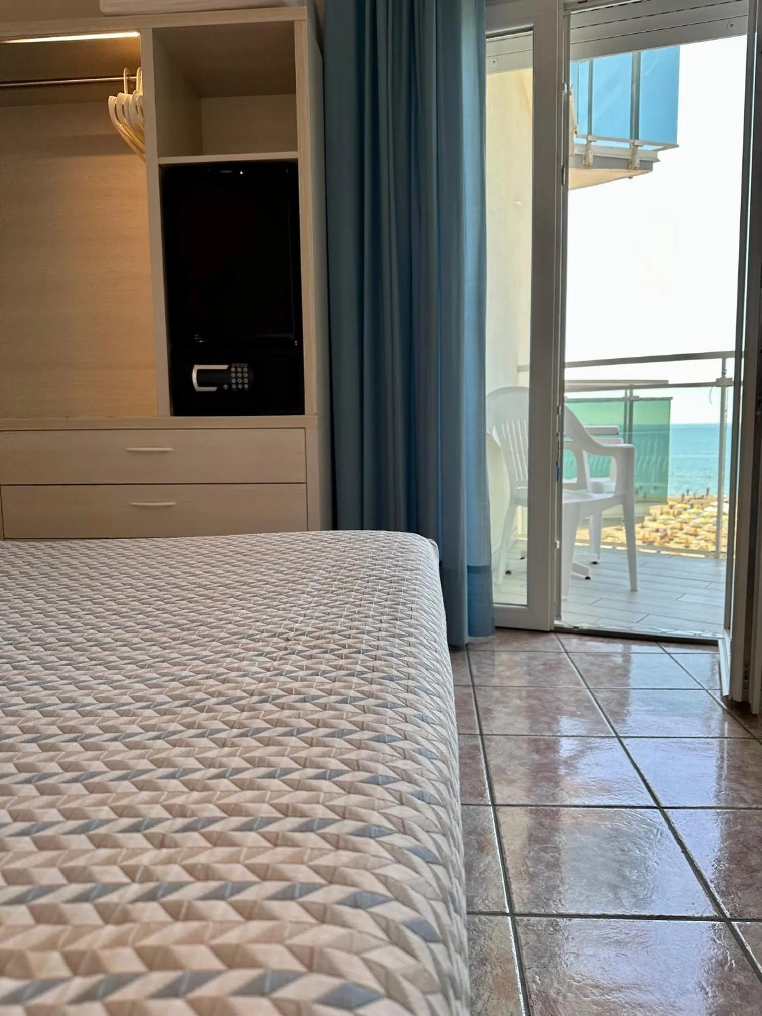View (from property/room), Bed in Hotel Nizza Frontemare Superior 3 Stelle