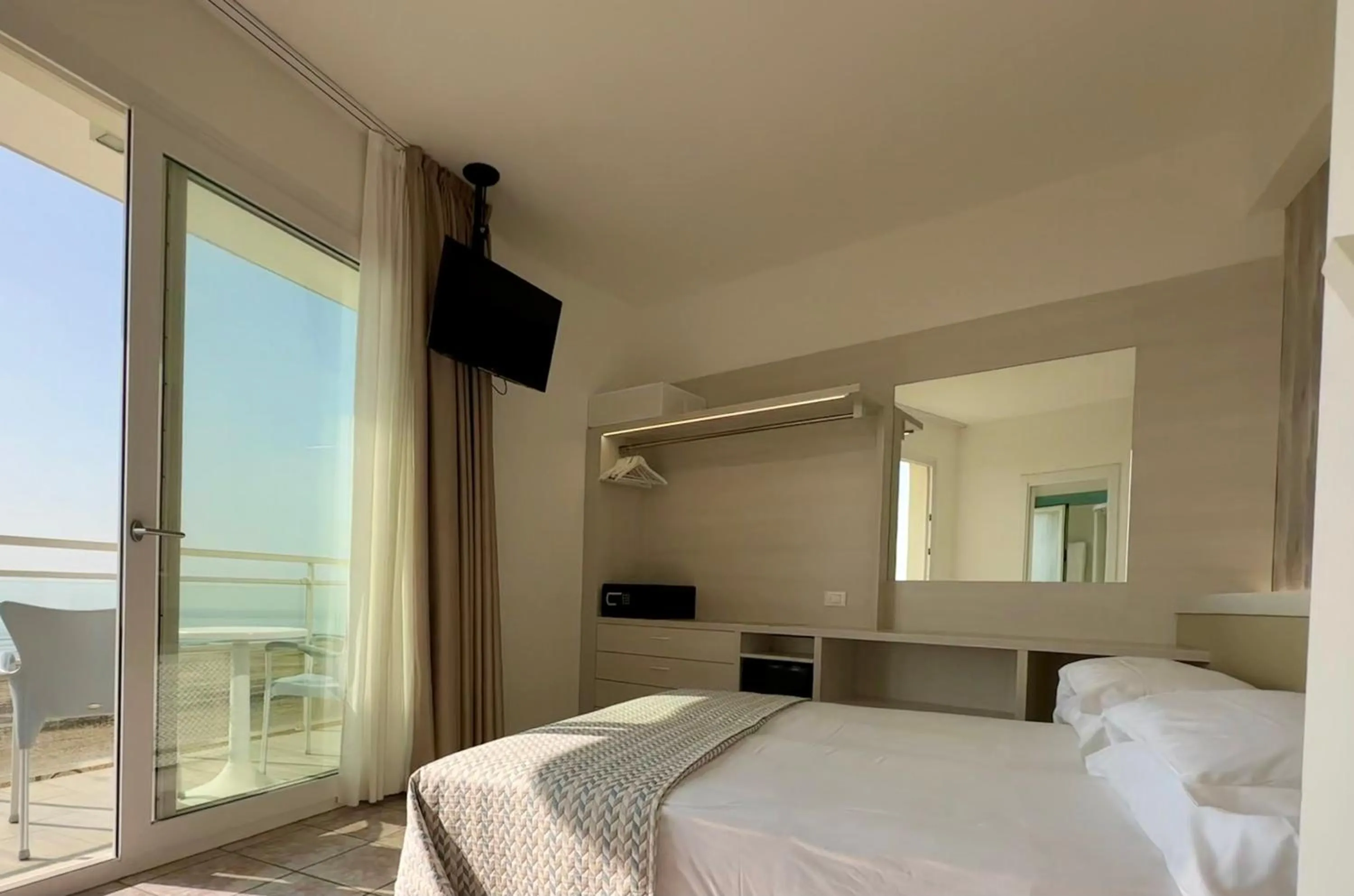 TV and multimedia, Bed in Hotel Nizza Frontemare Superior 3 Stelle