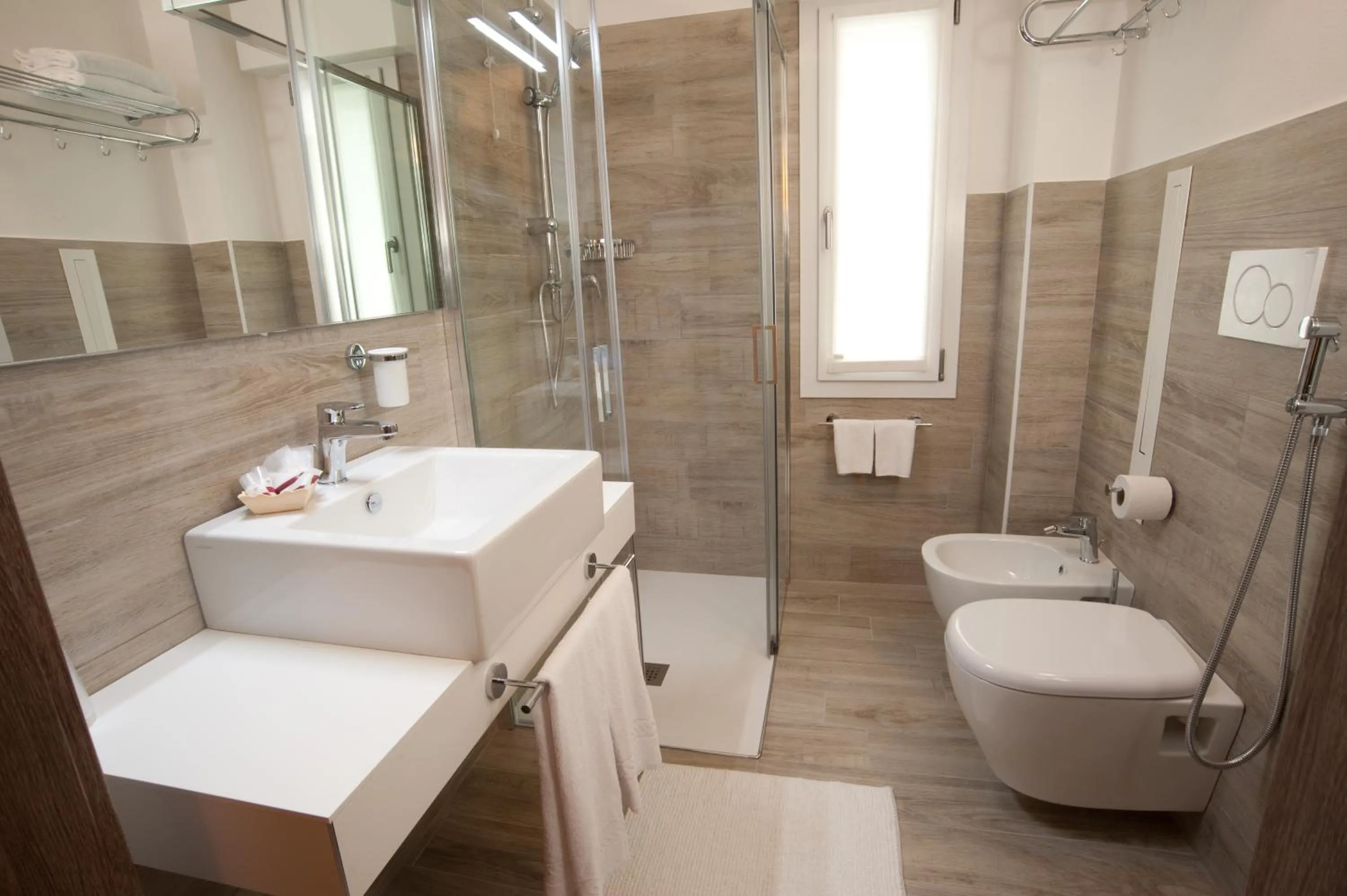 Shower in Hotel Nizza Frontemare Superior 3 Stelle