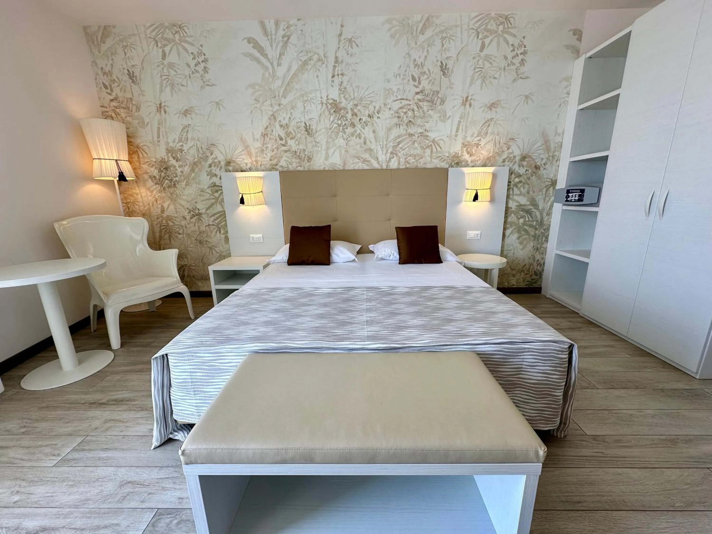 Living room, Bed in Hotel Nizza Frontemare Superior 3 Stelle