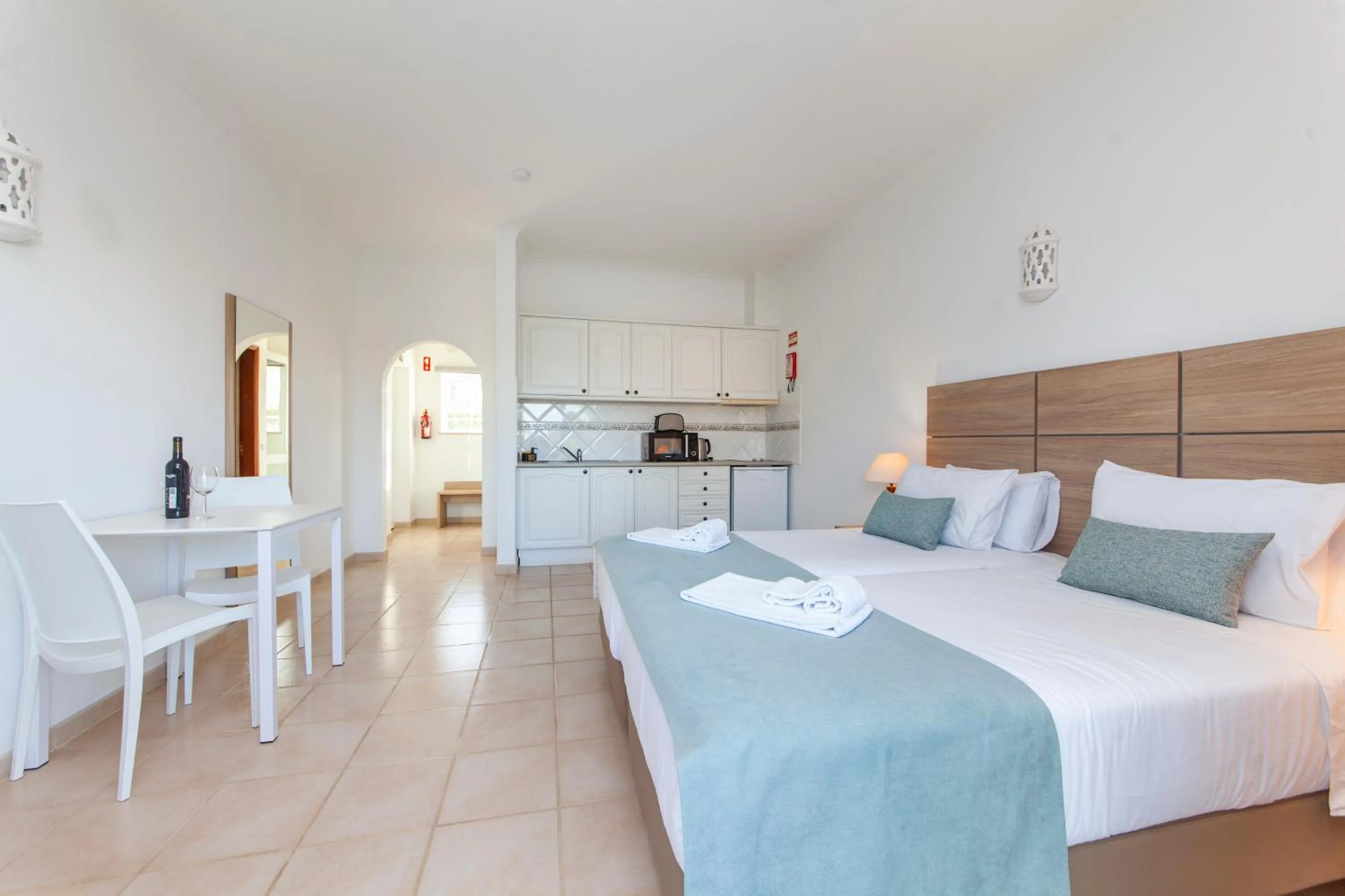 Kitchen or kitchenette, Bed in Atalaia Sol Aparthotel - tennis & heated pool in winter