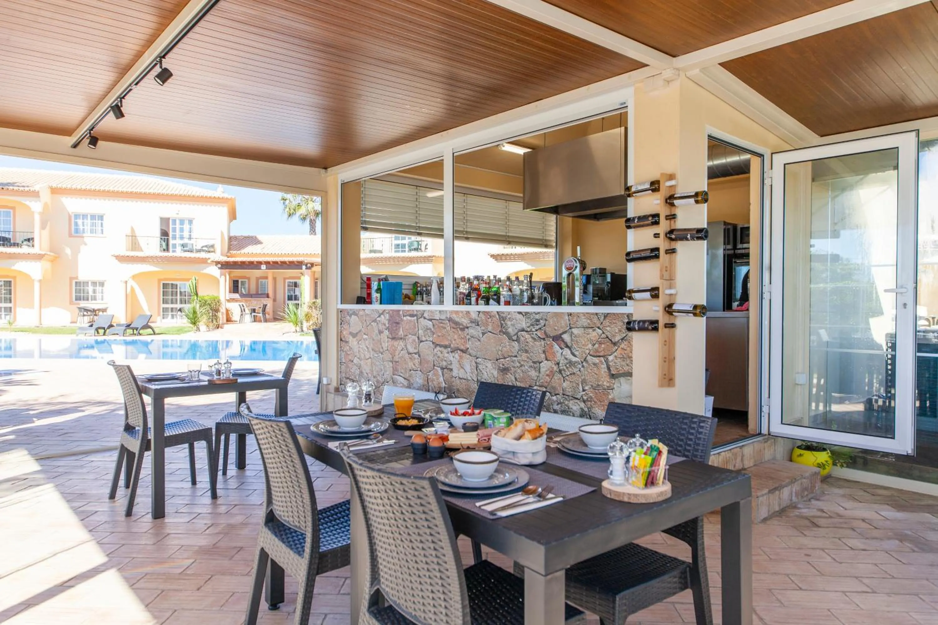 Restaurant/places to eat in Atalaia Sol Aparthotel - tennis & heated pool in winter