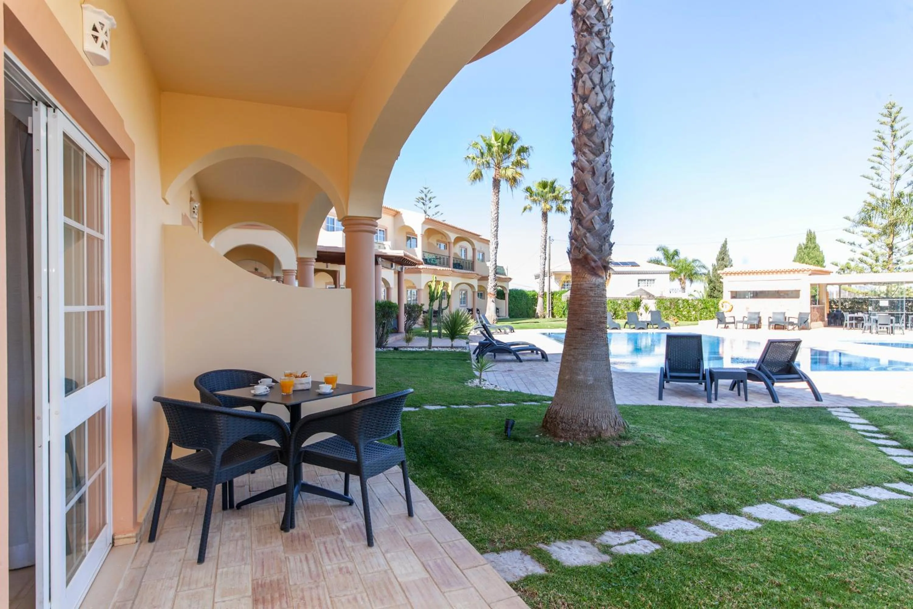 Day in Atalaia Sol Aparthotel - tennis & heated pool in winter