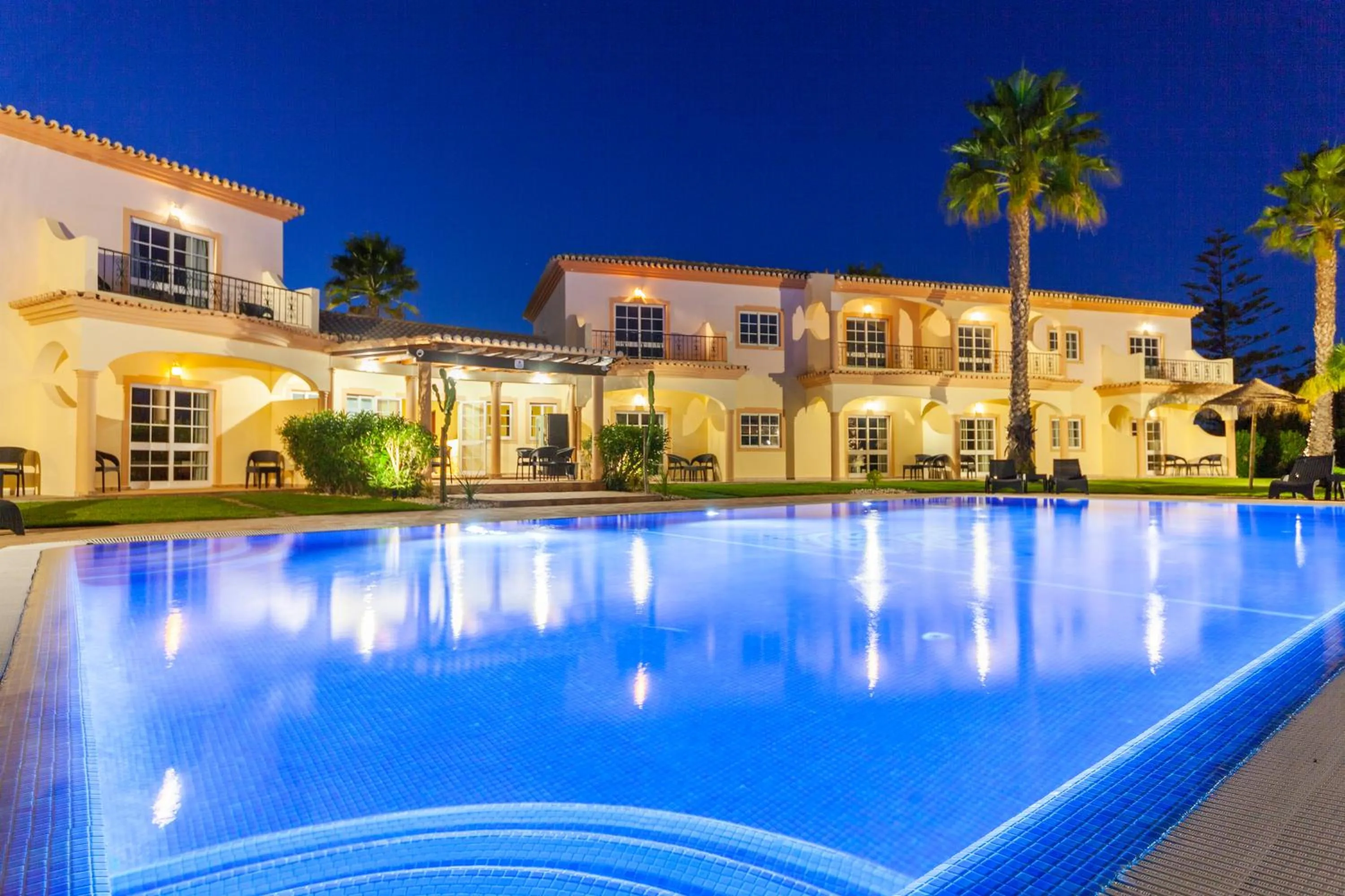 Property building in Atalaia Sol Aparthotel - tennis & heated pool in winter