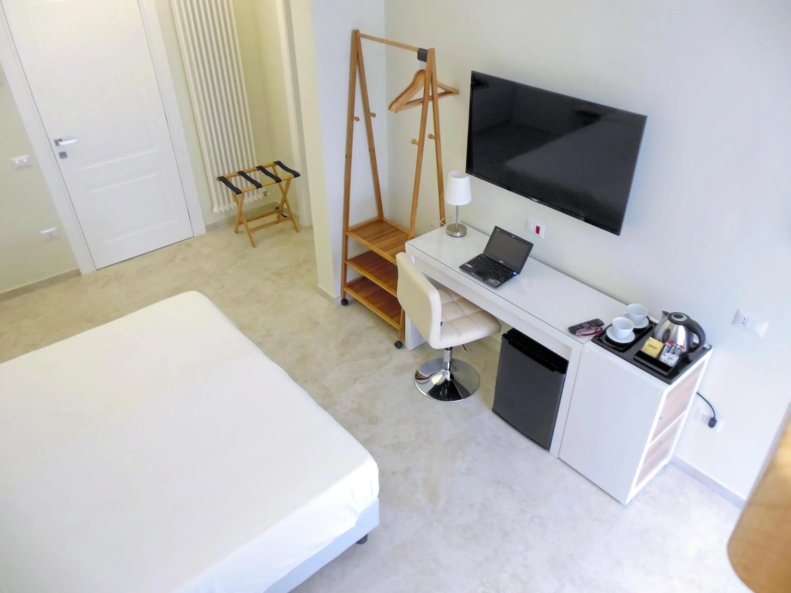 Photo of the whole room, Bed in L'OSPITE - LIFESTYLE RESIDENCE, Design Rooms