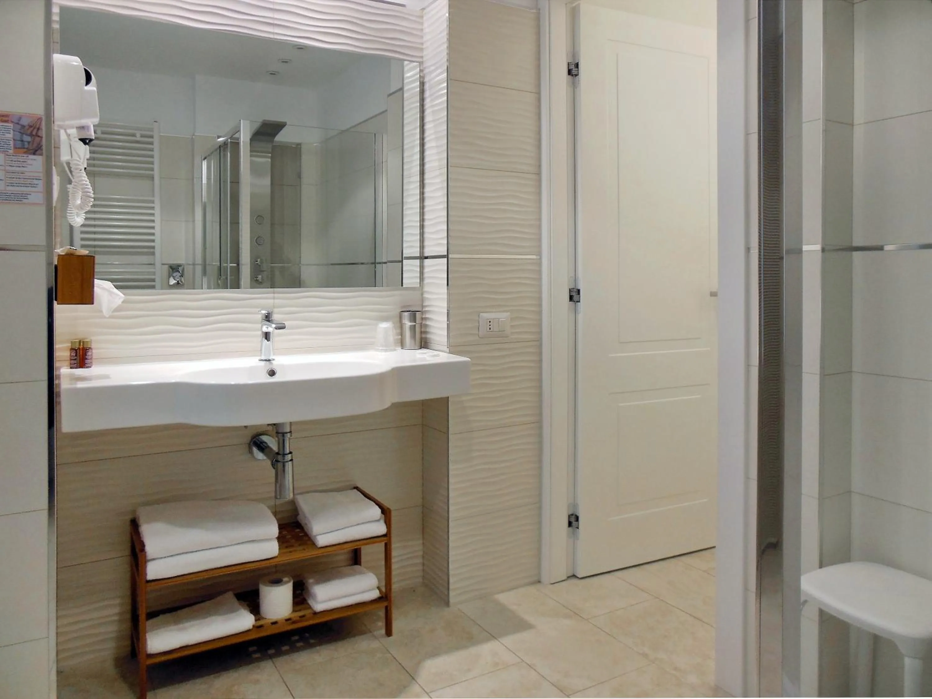 Bathroom in L'OSPITE - LIFESTYLE RESIDENCE, Design Rooms