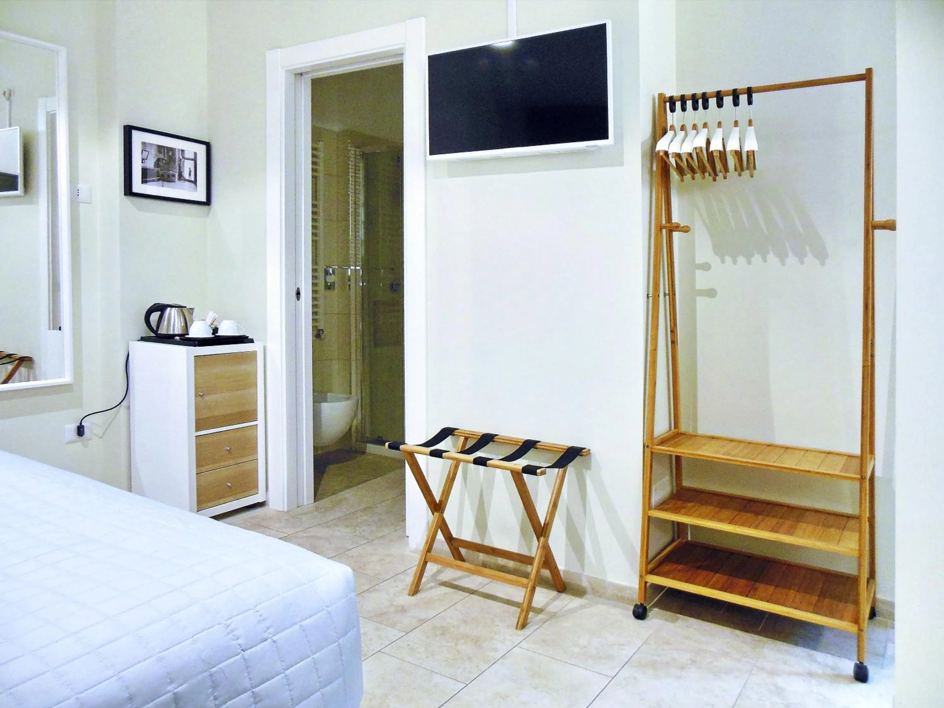 Photo of the whole room, Bed in L'OSPITE - LIFESTYLE RESIDENCE, Design Rooms