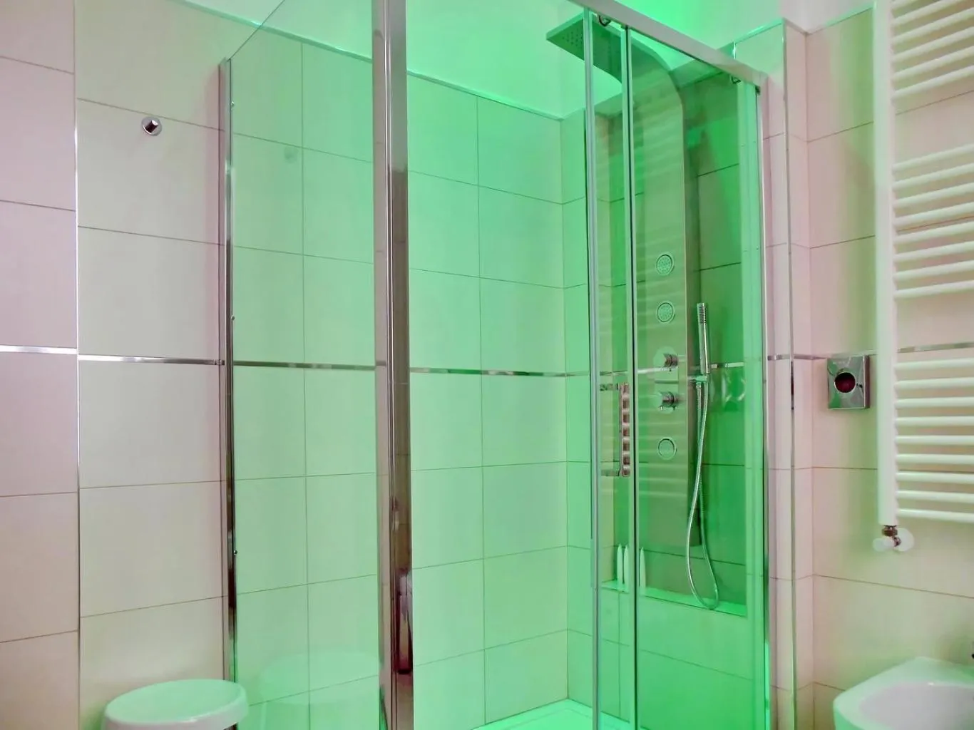 Shower in L'OSPITE - LIFESTYLE RESIDENCE, Design Rooms