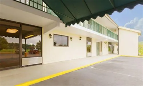 Facade/entrance in Super Inn