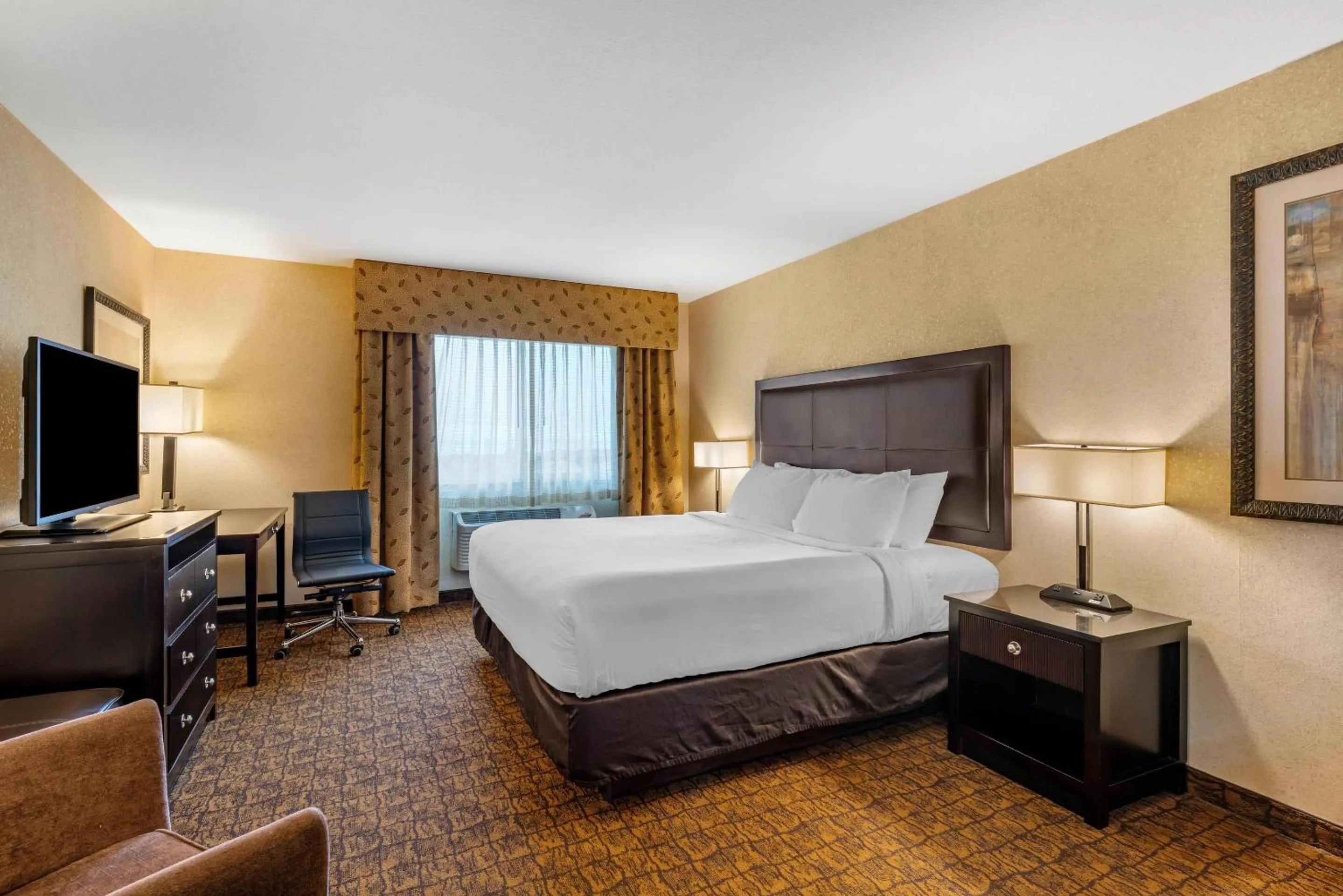 Bedroom, Bed in Lloyd Hotel Astoria Bayfront, an Ascend Collection Hotel