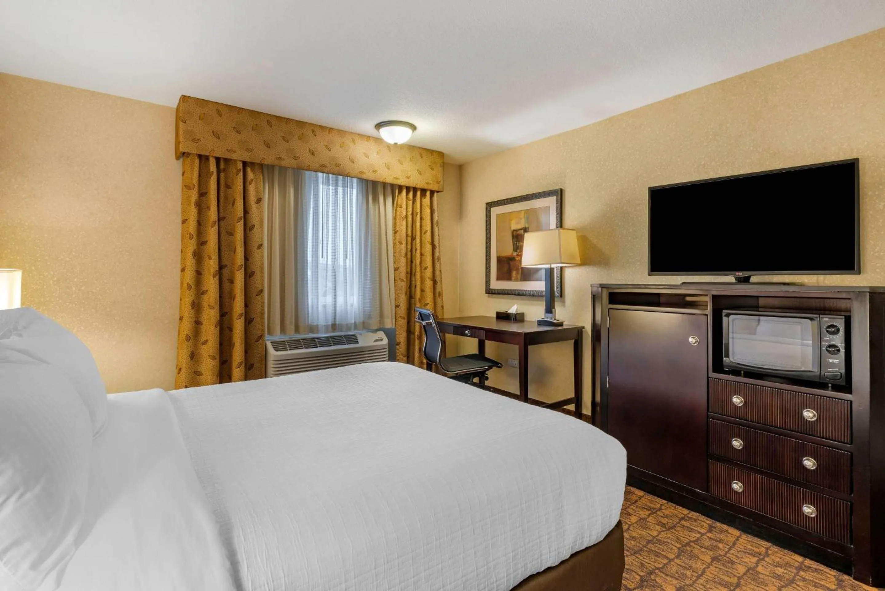 Bedroom, Bed in Lloyd Hotel Astoria Bayfront, an Ascend Collection Hotel