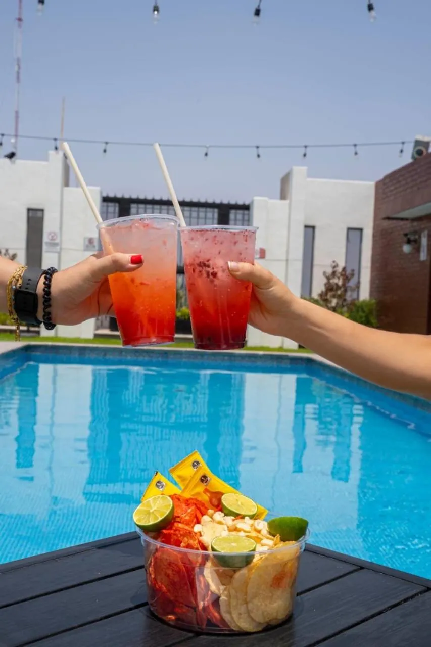 Swimming pool in Hotel Real Plaza