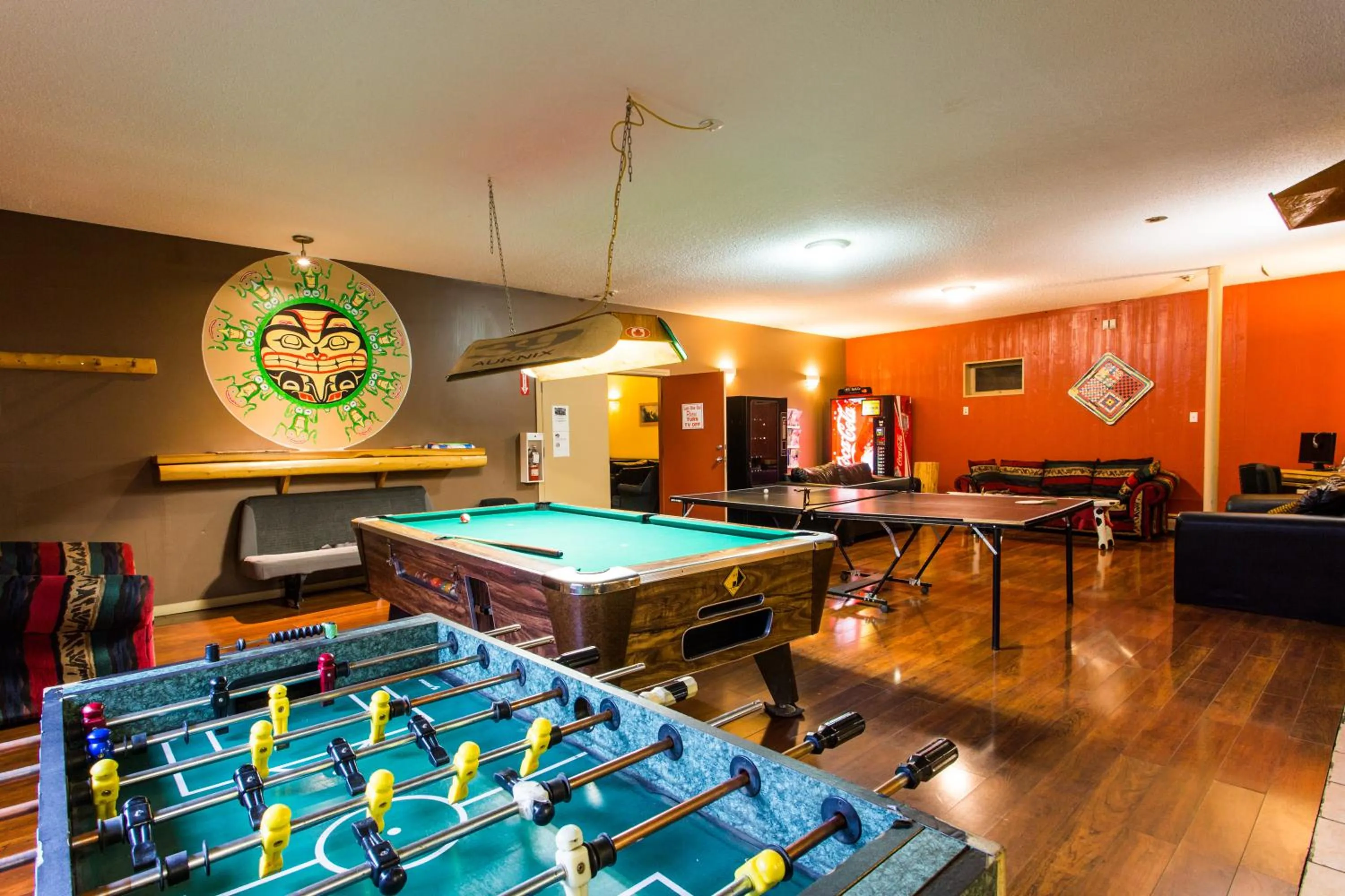 Communal lounge/ TV room in The Raging Elk Adventure Lodging