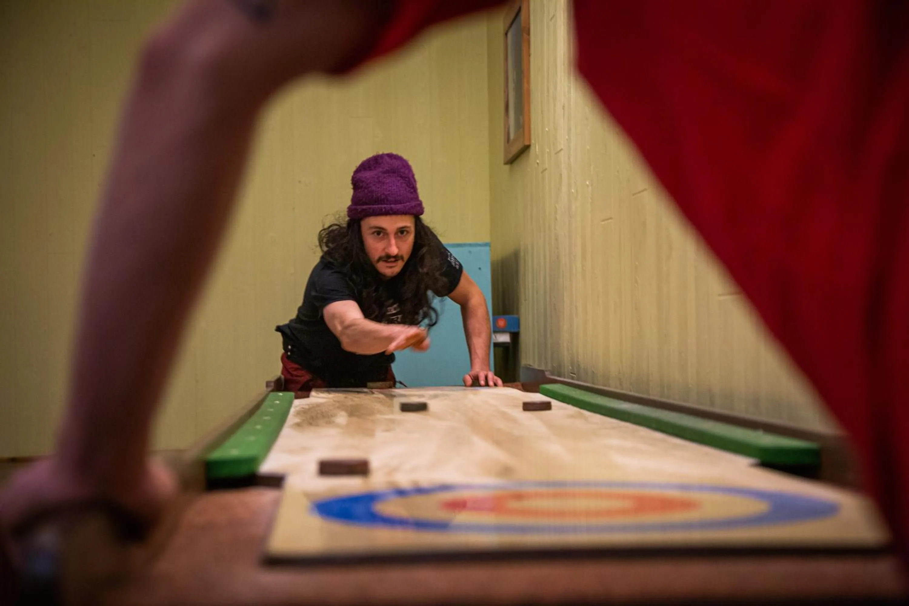 Communal lounge/ TV room in The Raging Elk Adventure Lodging