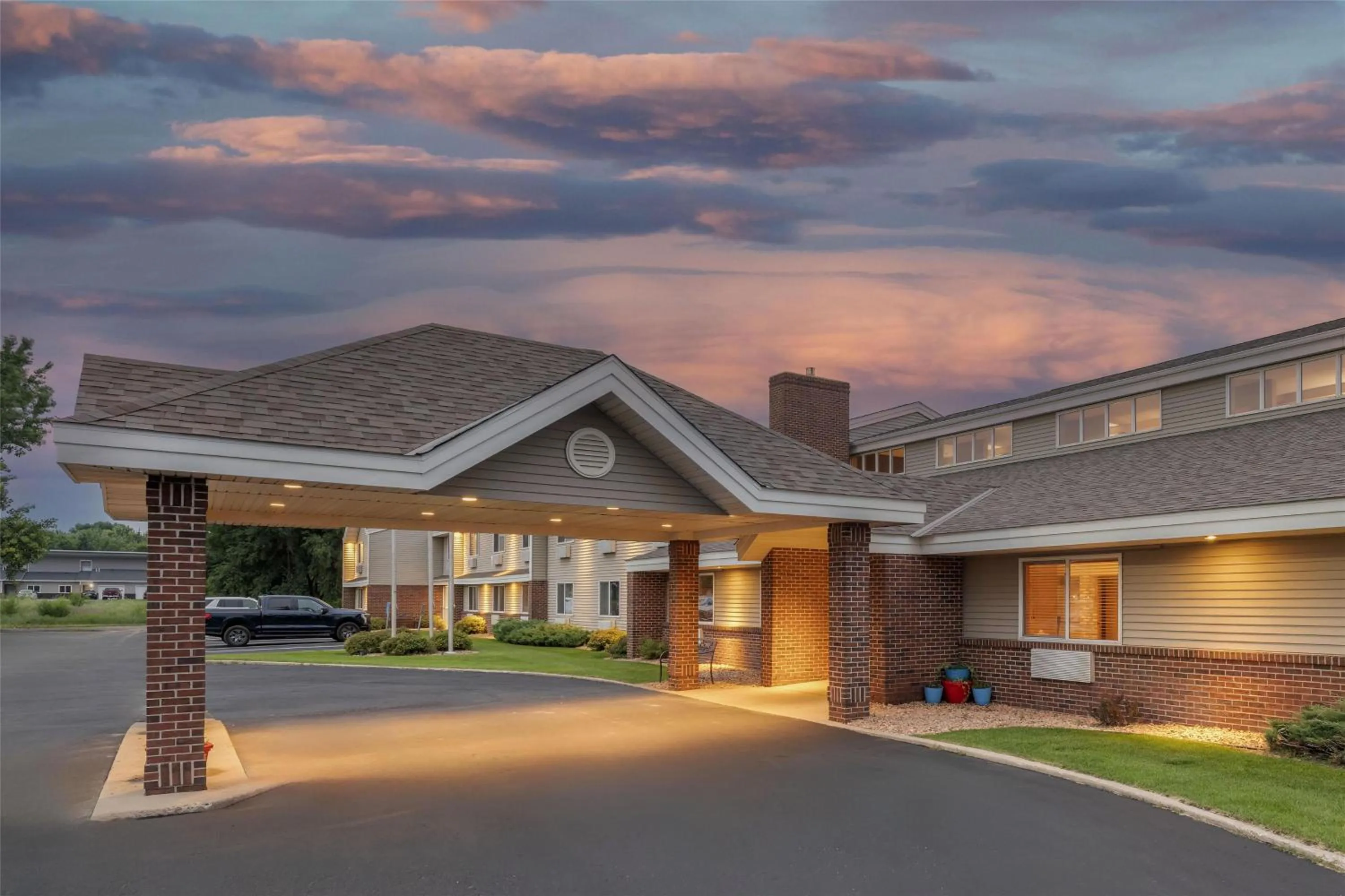 Property building in SureStay Plus Hotel by Best Western Litchfield