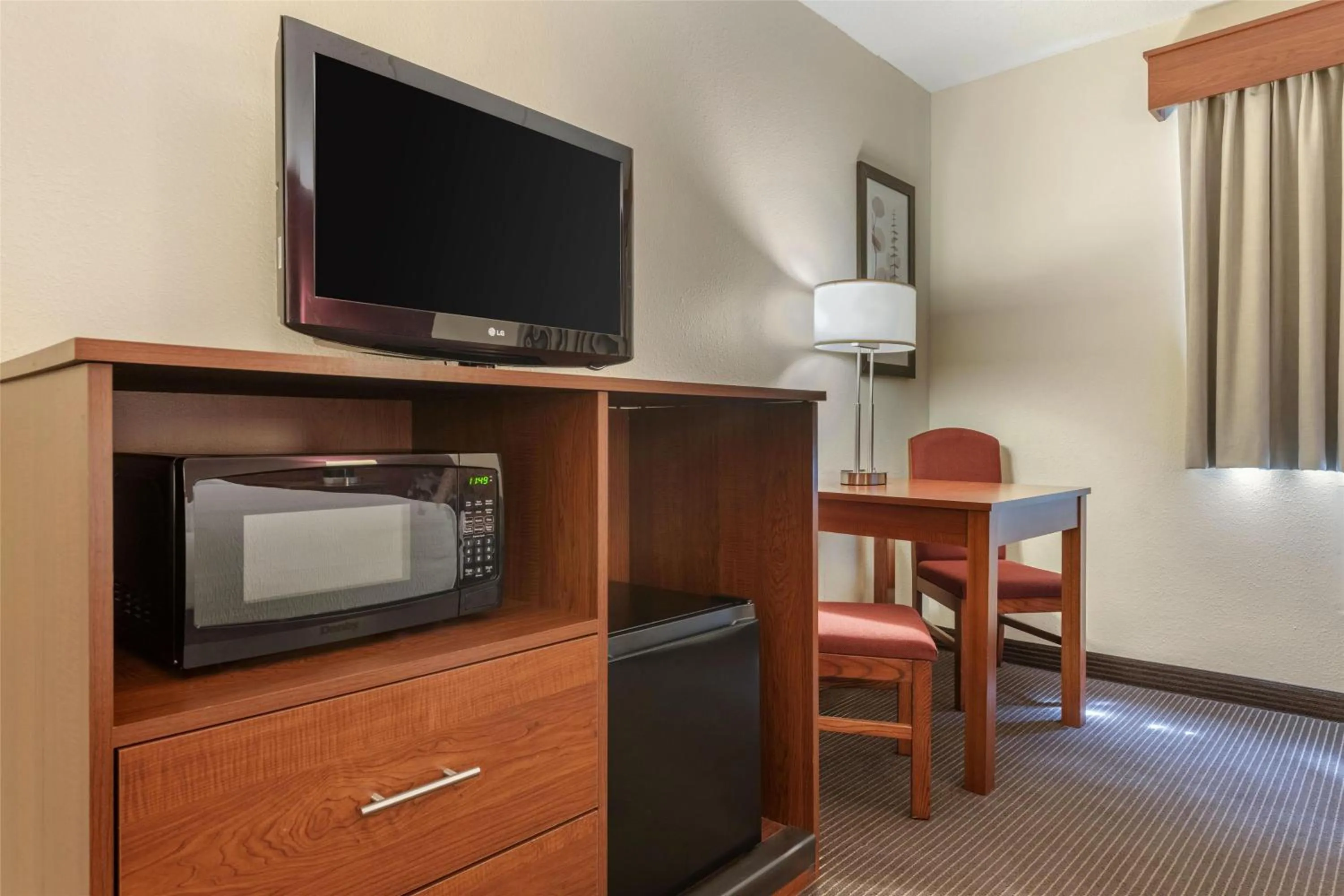 Bedroom in SureStay Plus Hotel by Best Western Litchfield
