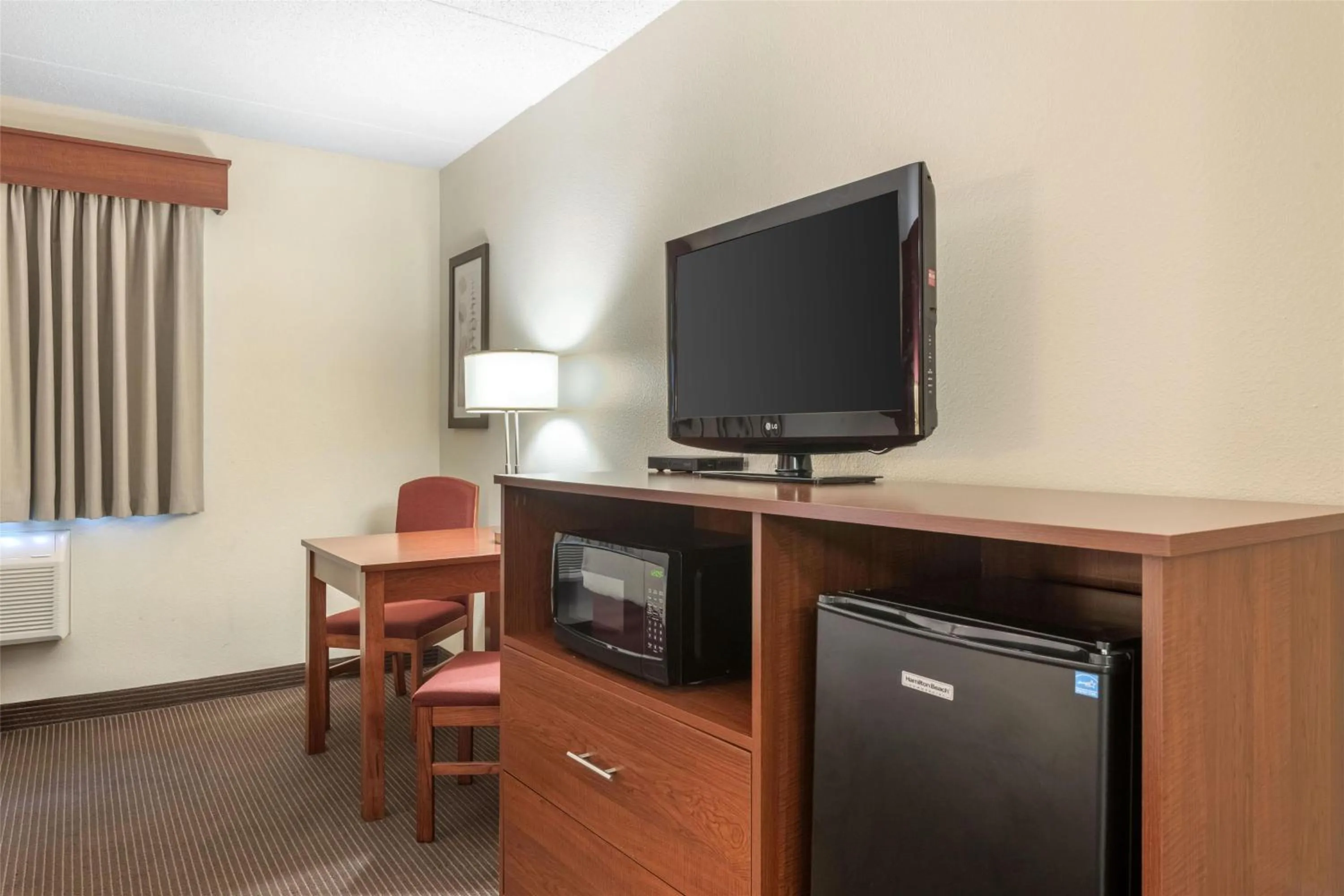 Bedroom in SureStay Plus Hotel by Best Western Litchfield