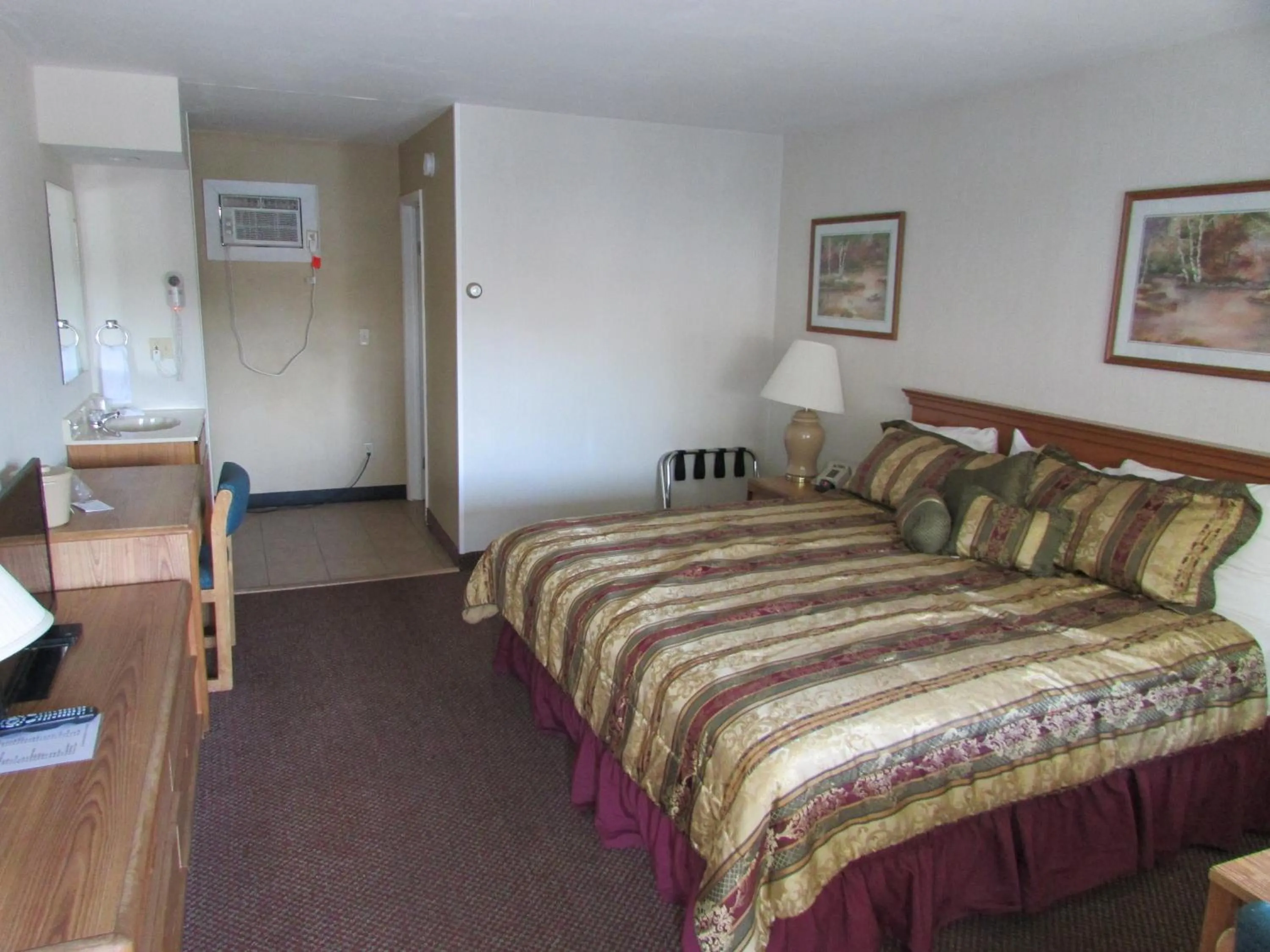 Bed in The Lake George Inn