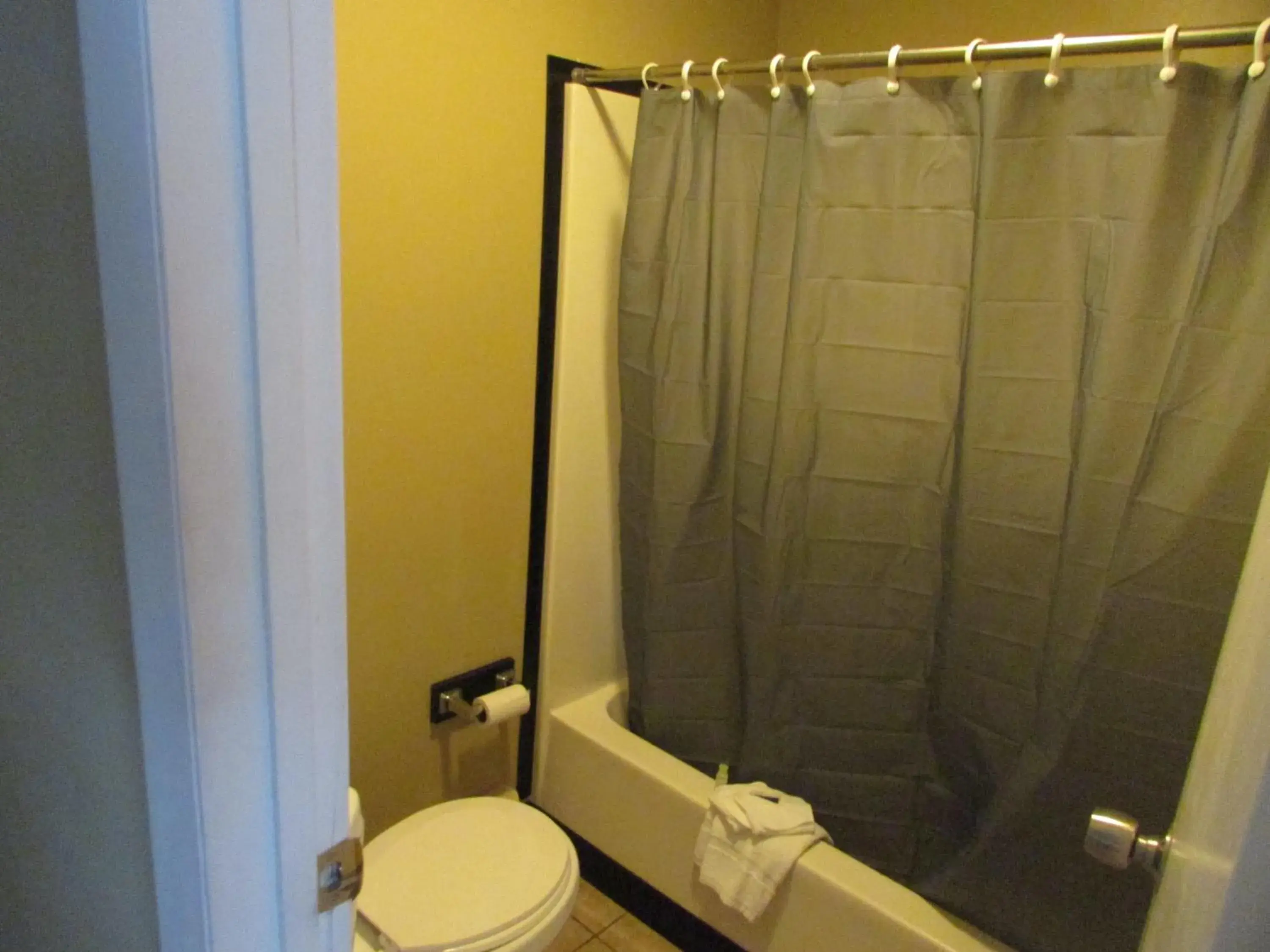 Standard Double Room with Two Double Beds in The Lake George Inn Standard Double Room with Two Double Beds in The Lake George Inn