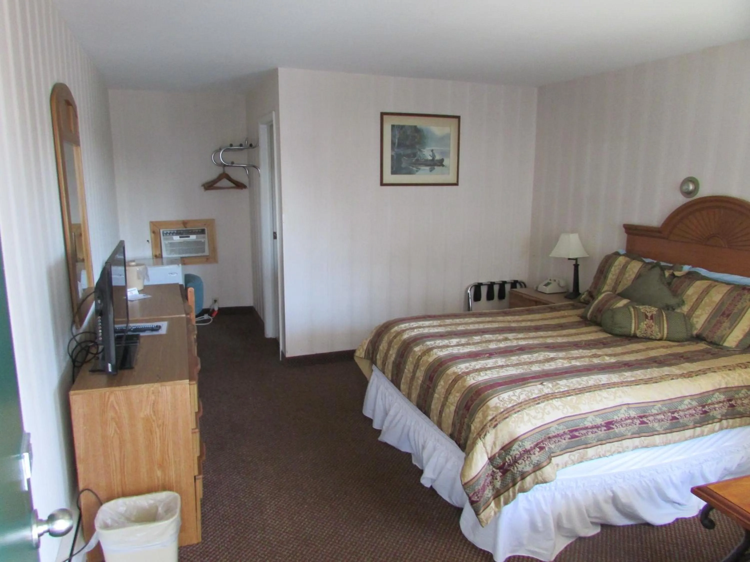 Bed in The Lake George Inn