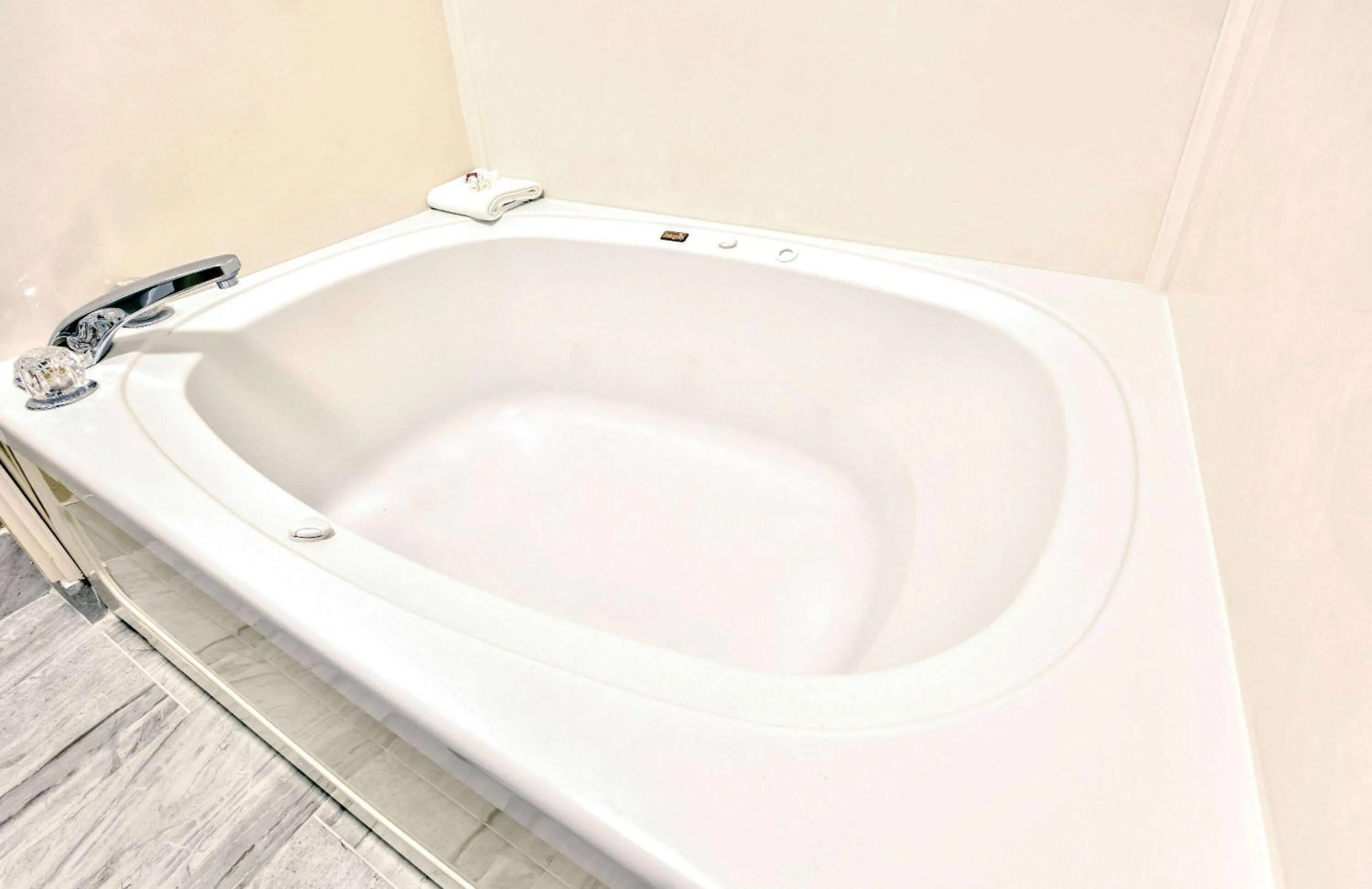 Bath in Super 8 by Wyndham Mobile/Tillmans Corner