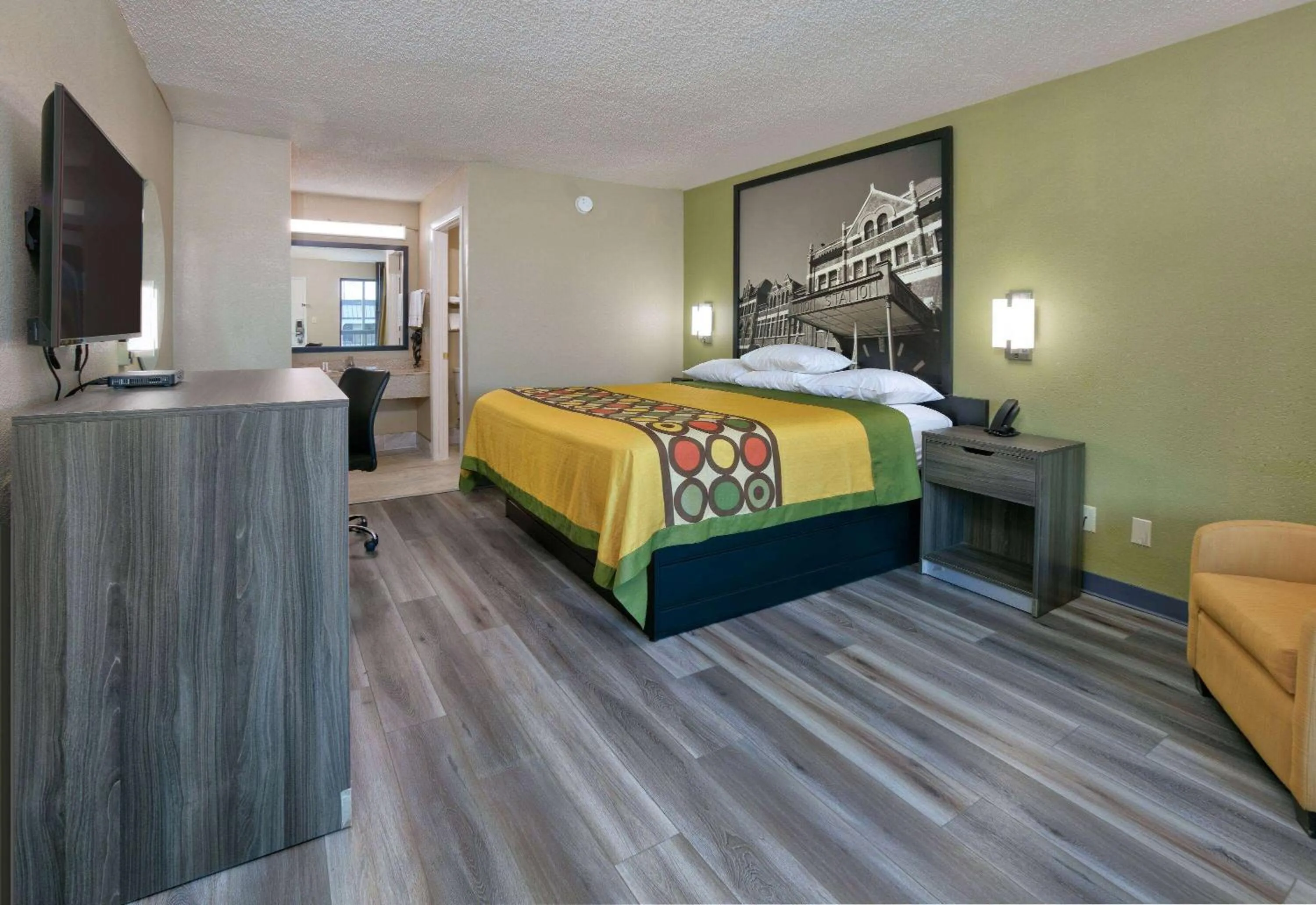 Photo of the whole room, Bed in Super 8 by Wyndham Mobile/Tillmans Corner