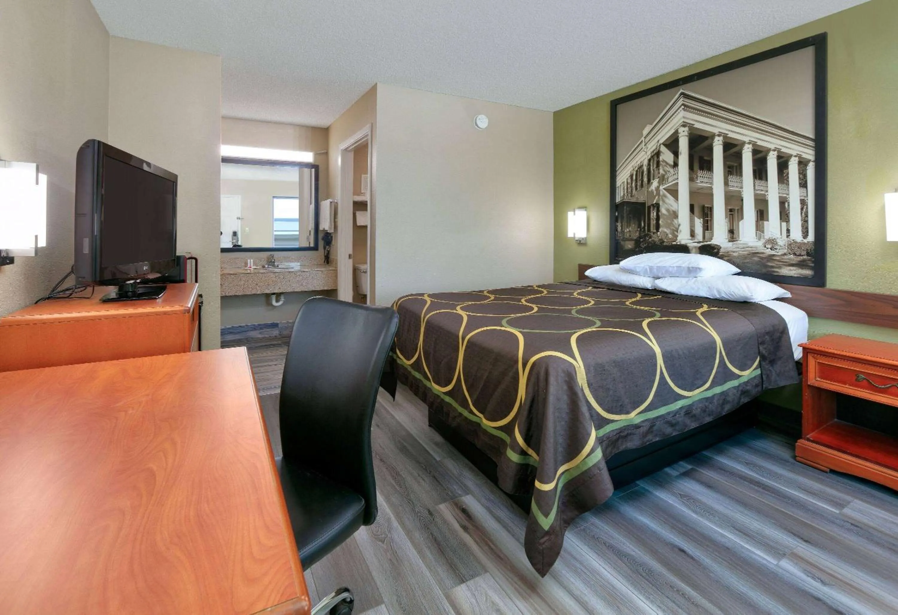 Photo of the whole room, Bed in Super 8 by Wyndham Mobile/Tillmans Corner